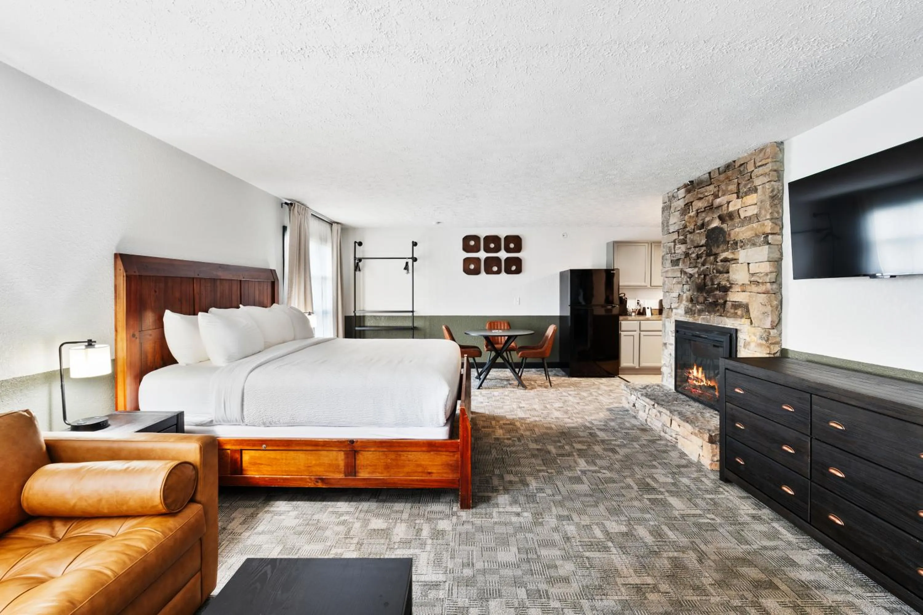 Communal lounge/ TV room, Bed in Tremont Lodge & Resort