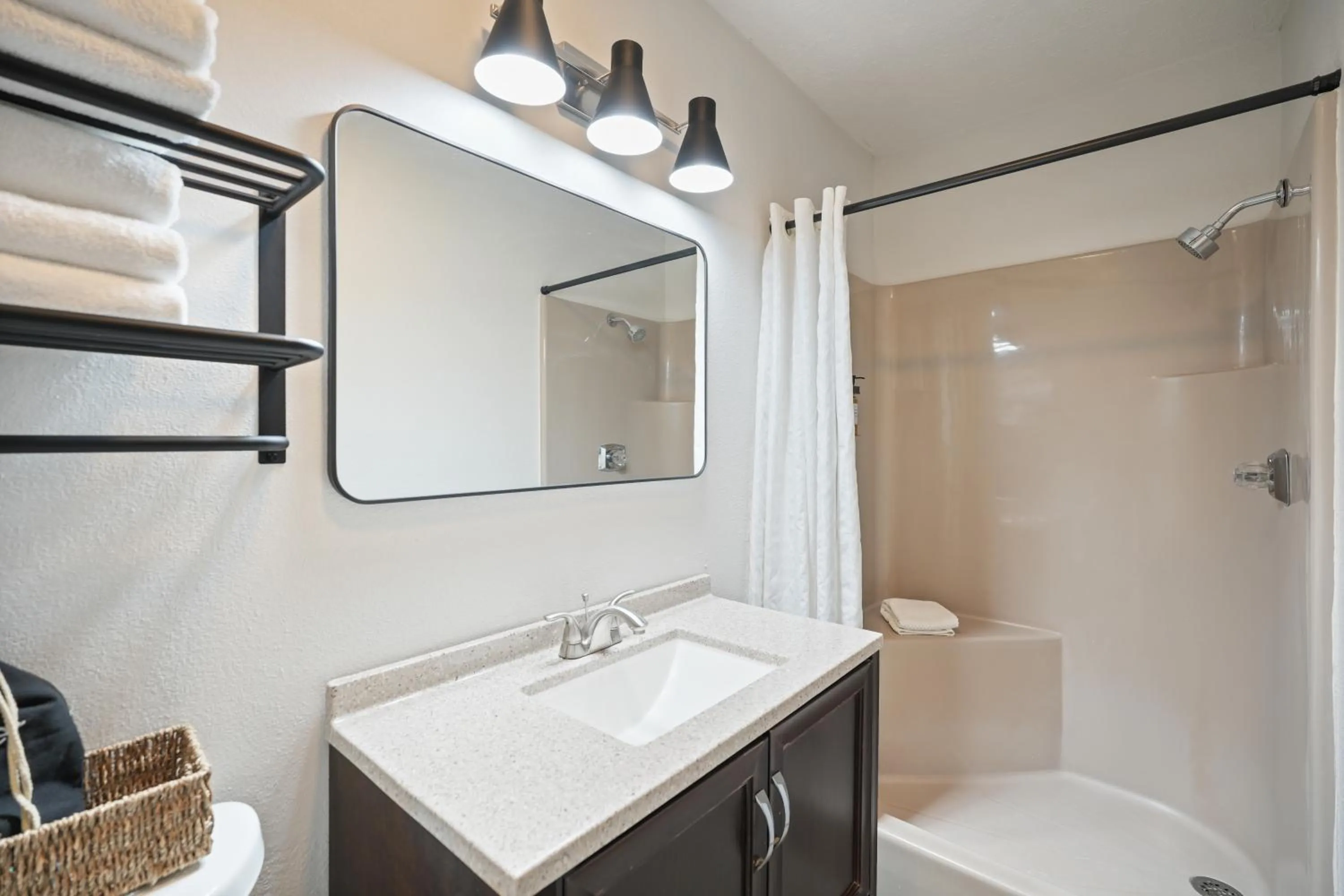 Shower in Tremont Lodge & Resort