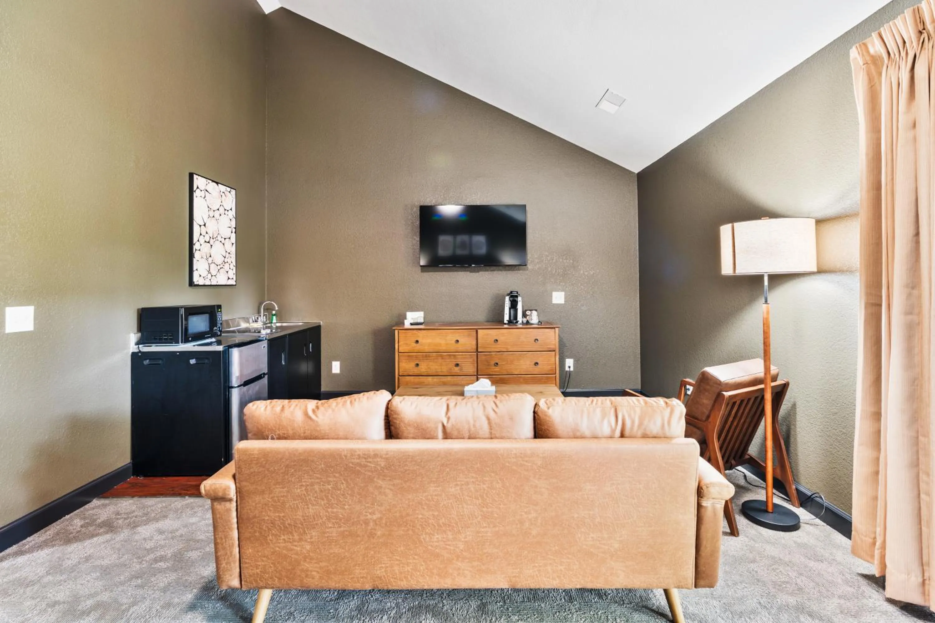 Communal lounge/ TV room in Tremont Lodge & Resort