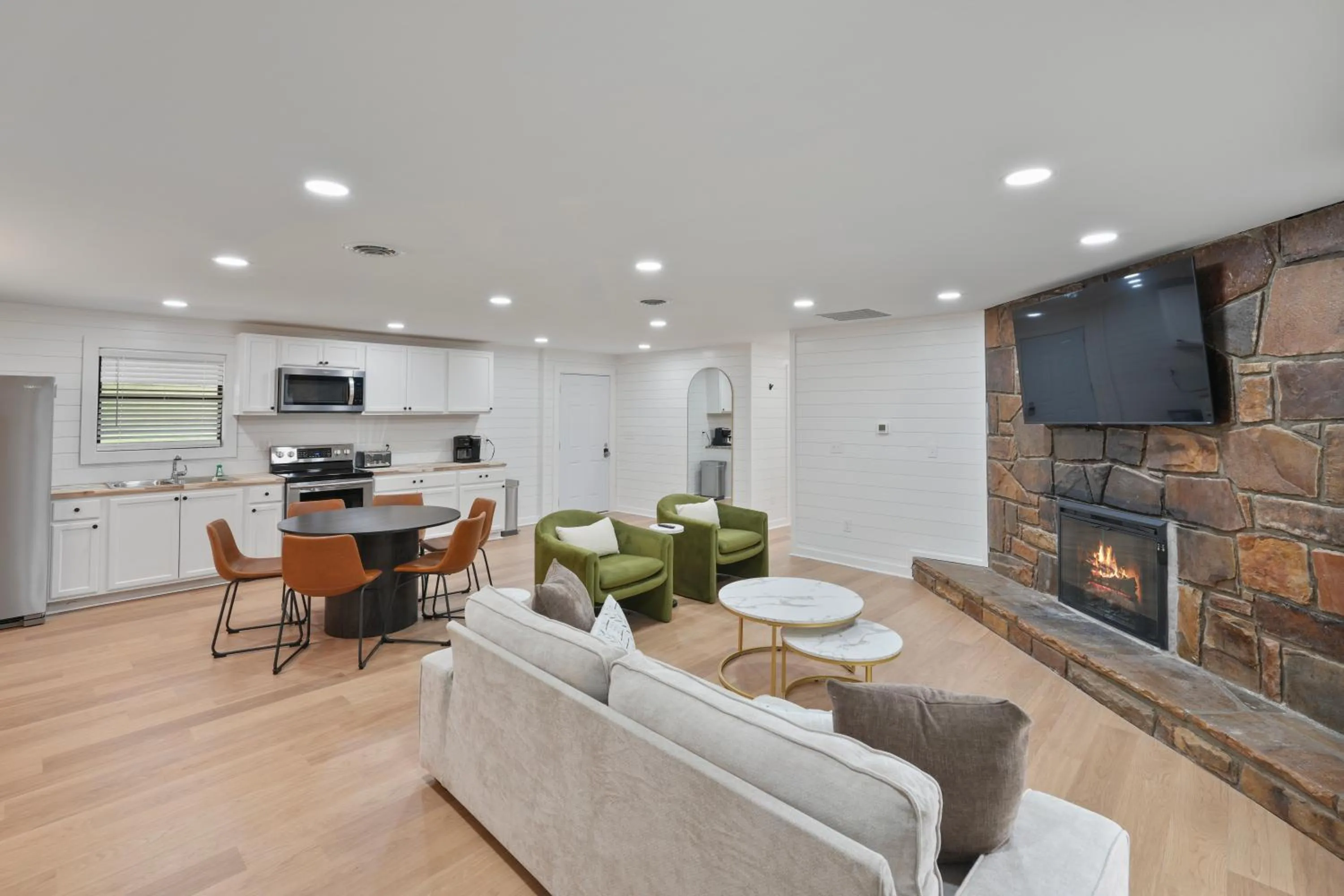 Communal lounge/ TV room in Tremont Lodge & Resort