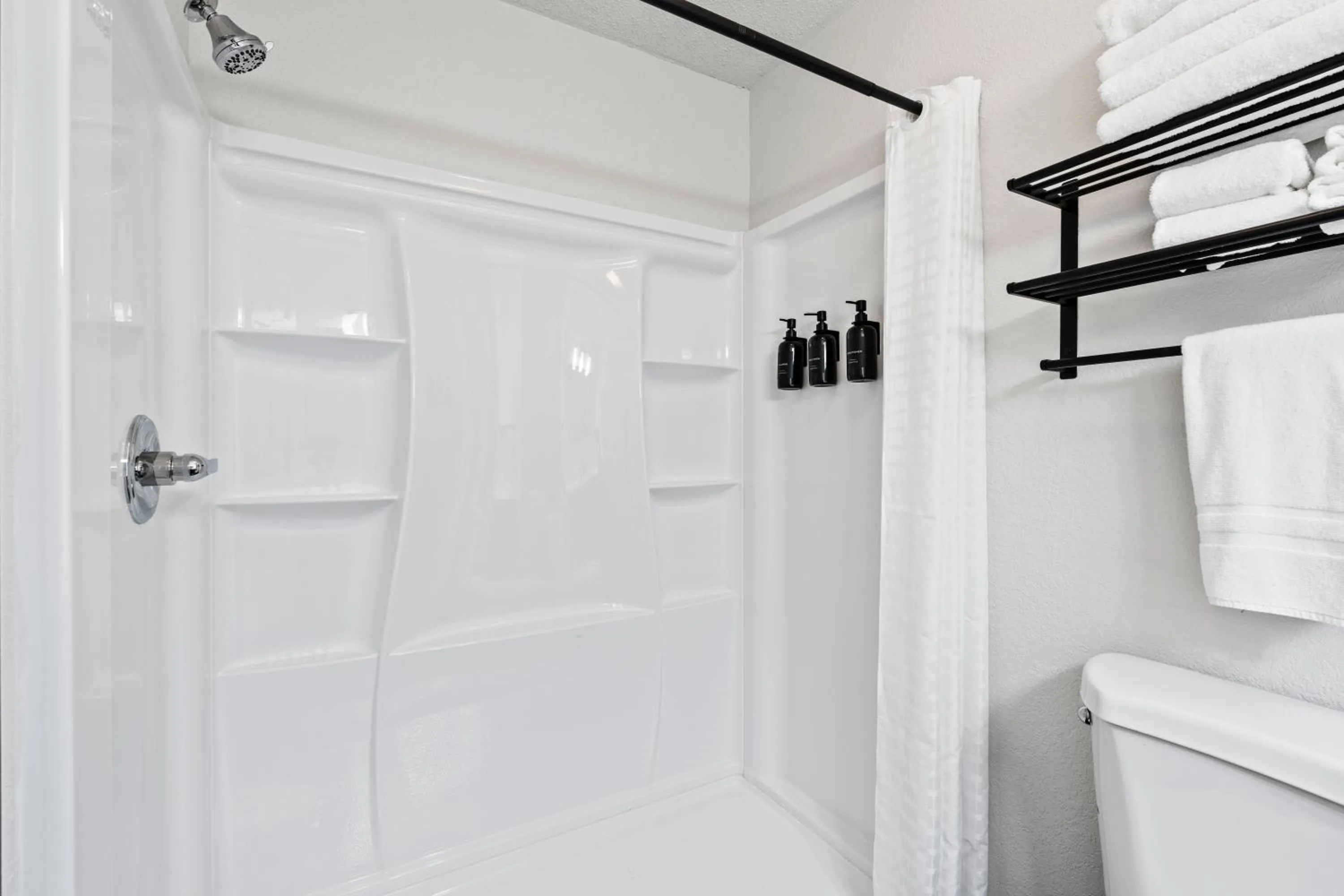 Shower in Tremont Lodge & Resort