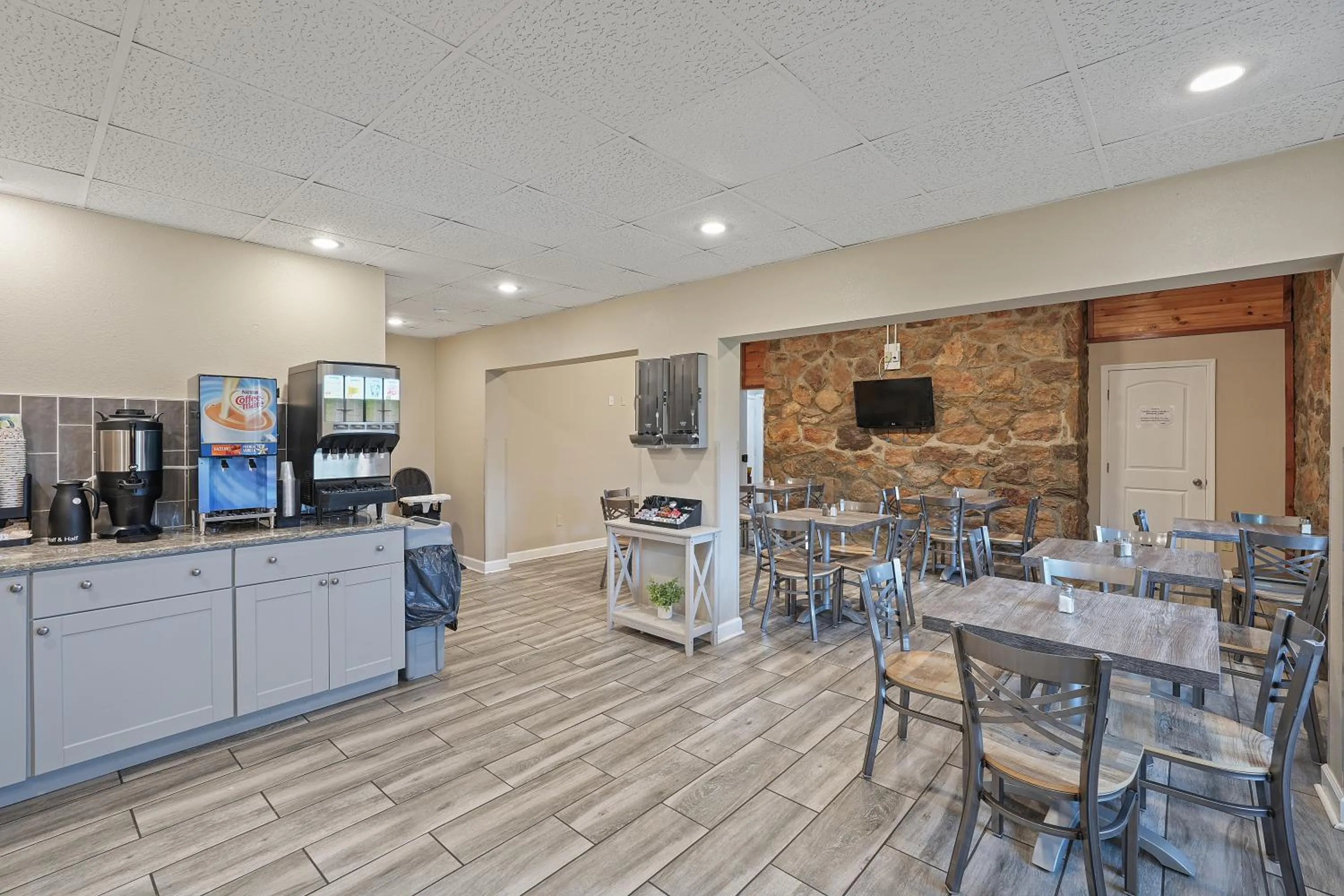 Continental breakfast in Tremont Lodge & Resort