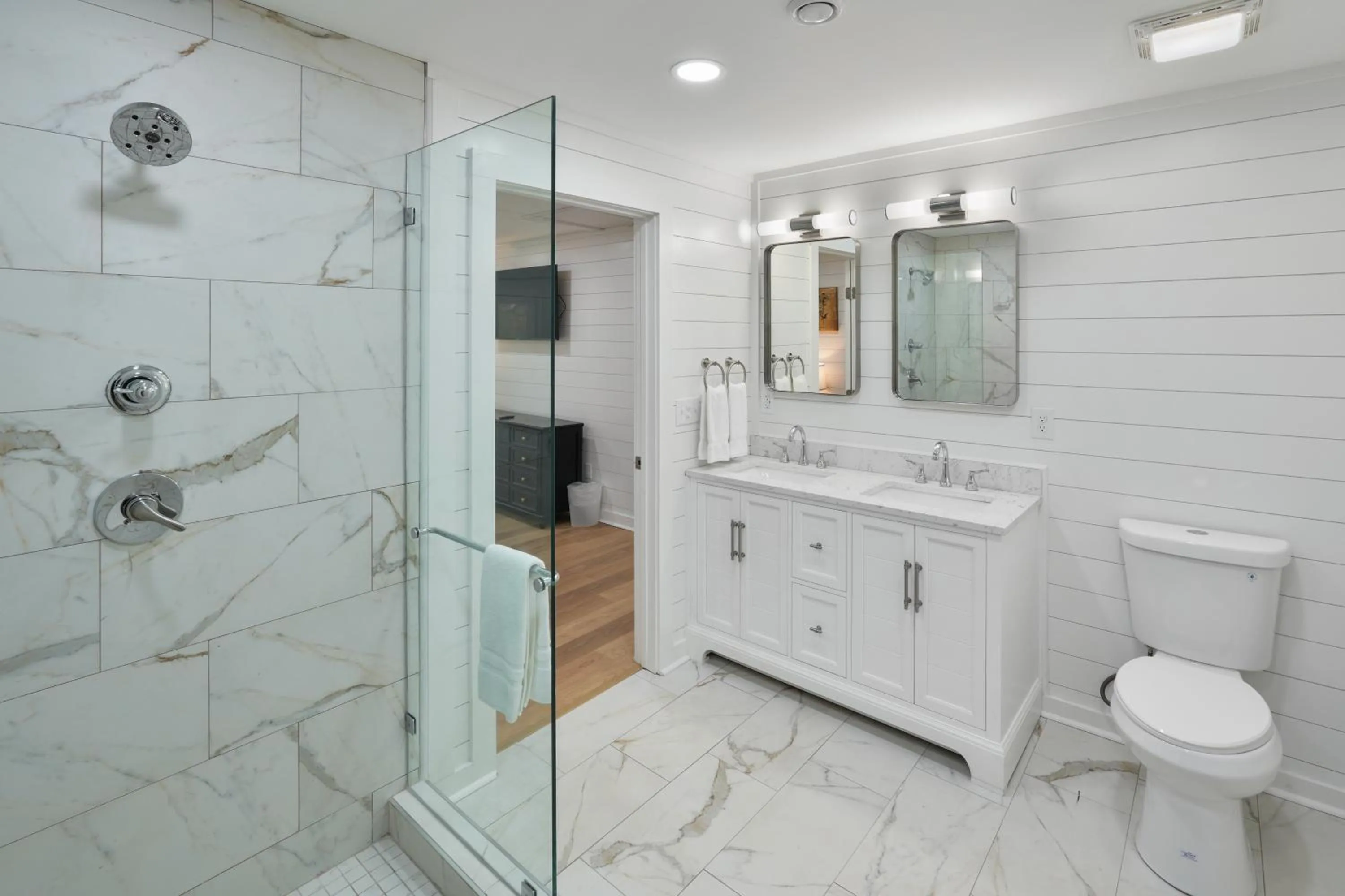 Shower in Tremont Lodge & Resort