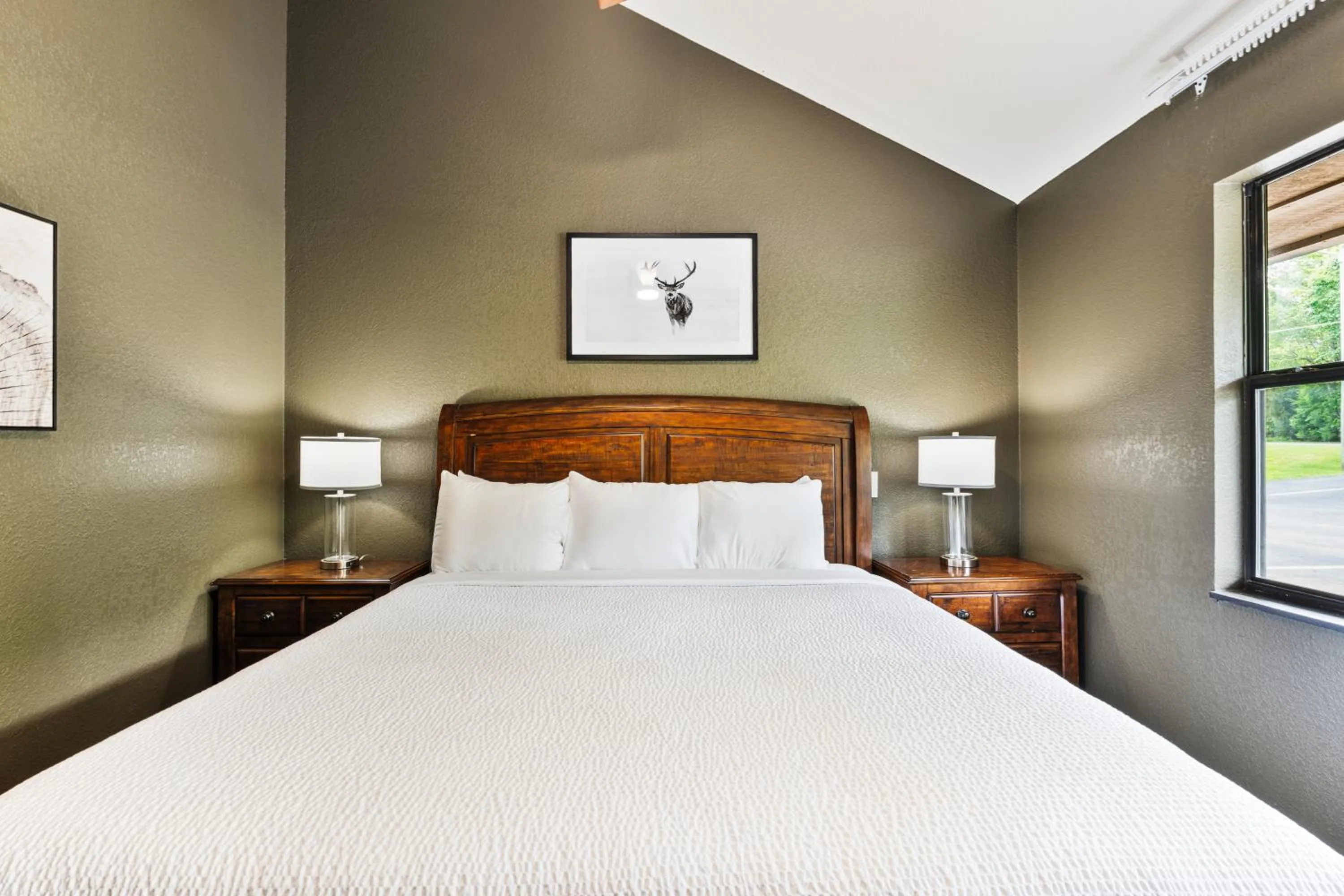 Bed in Tremont Lodge & Resort