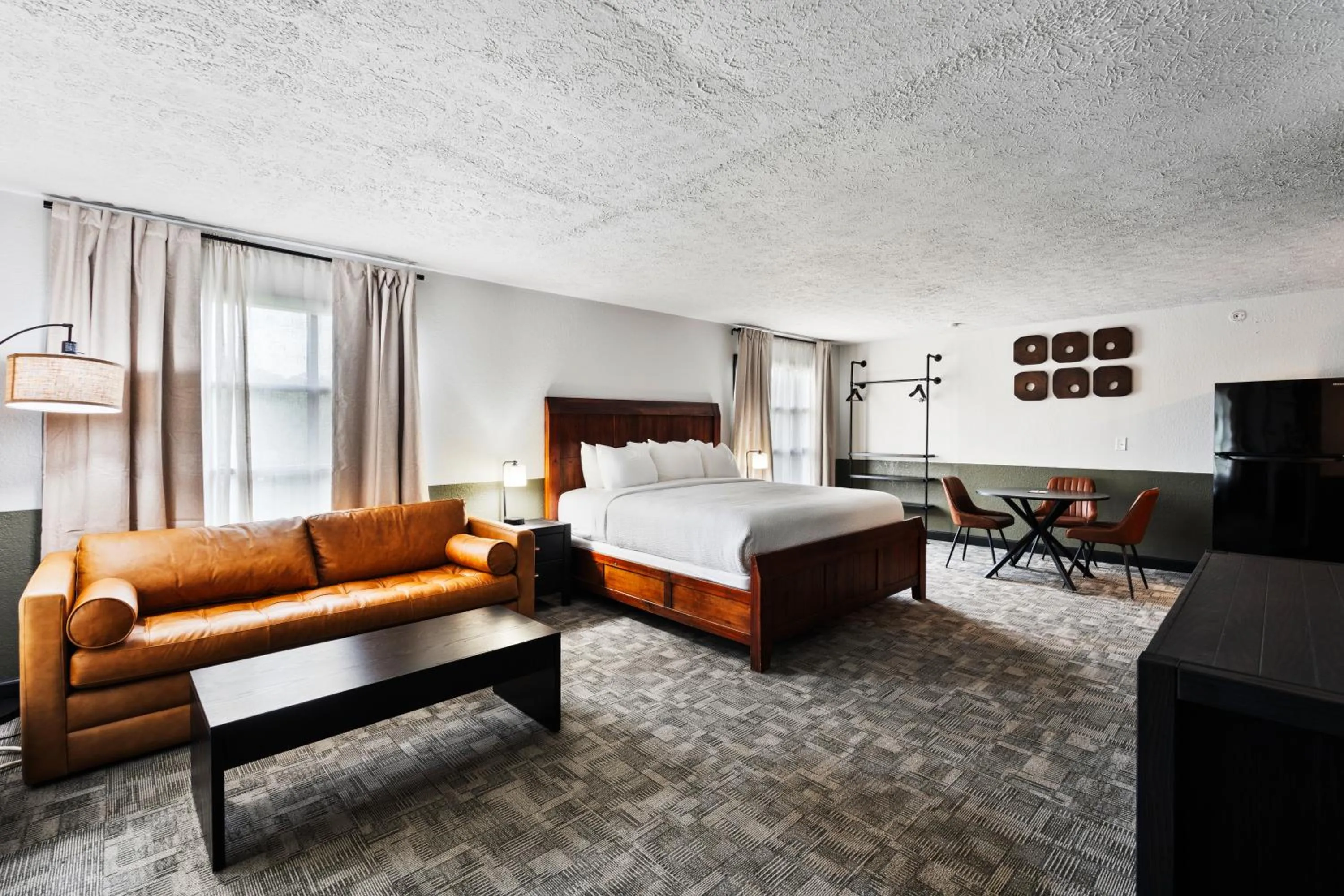 Communal lounge/ TV room, Bed in Tremont Lodge & Resort