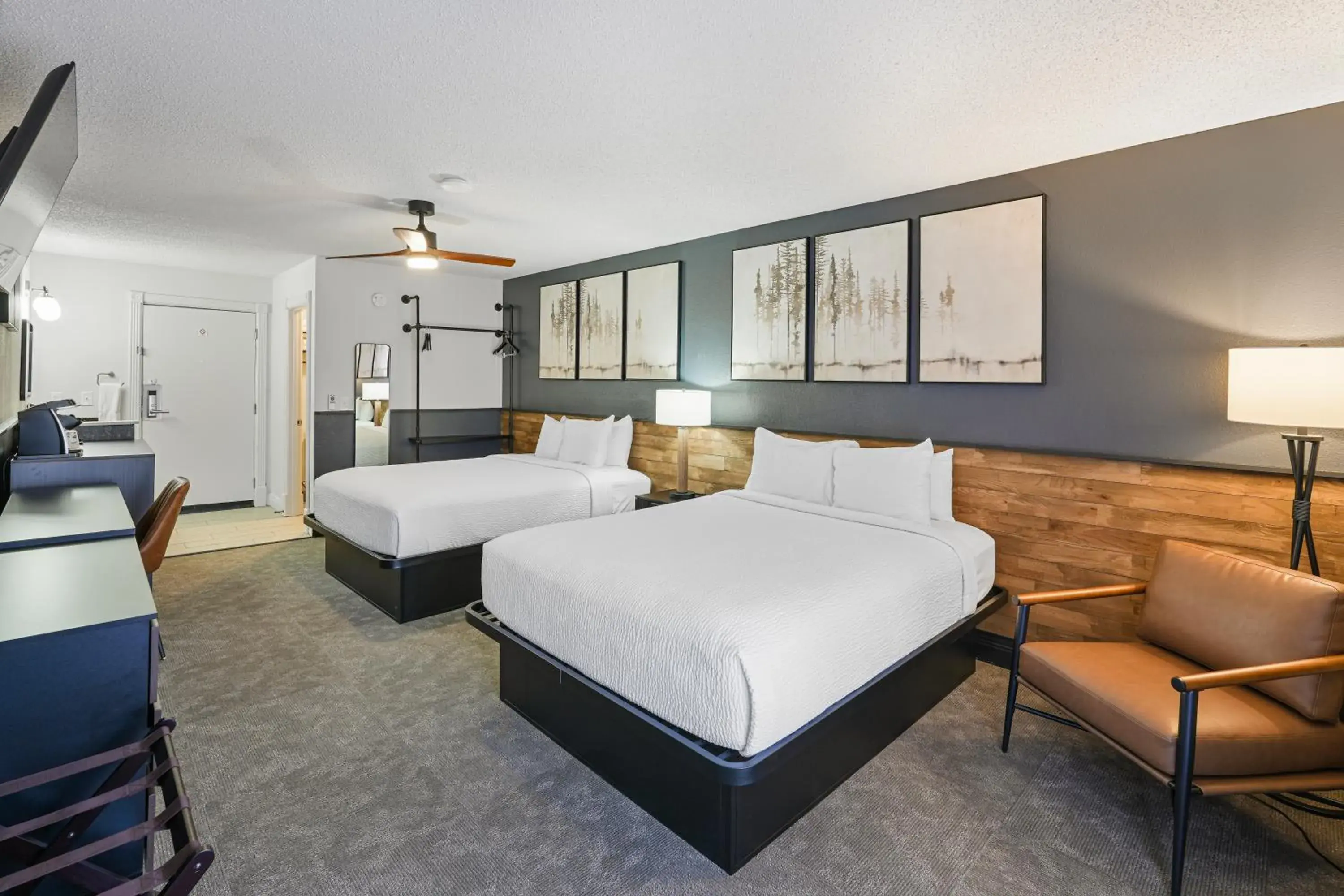 Queen Room in Tremont Lodge & Resort Queen Room in Tremont Lodge & Resort