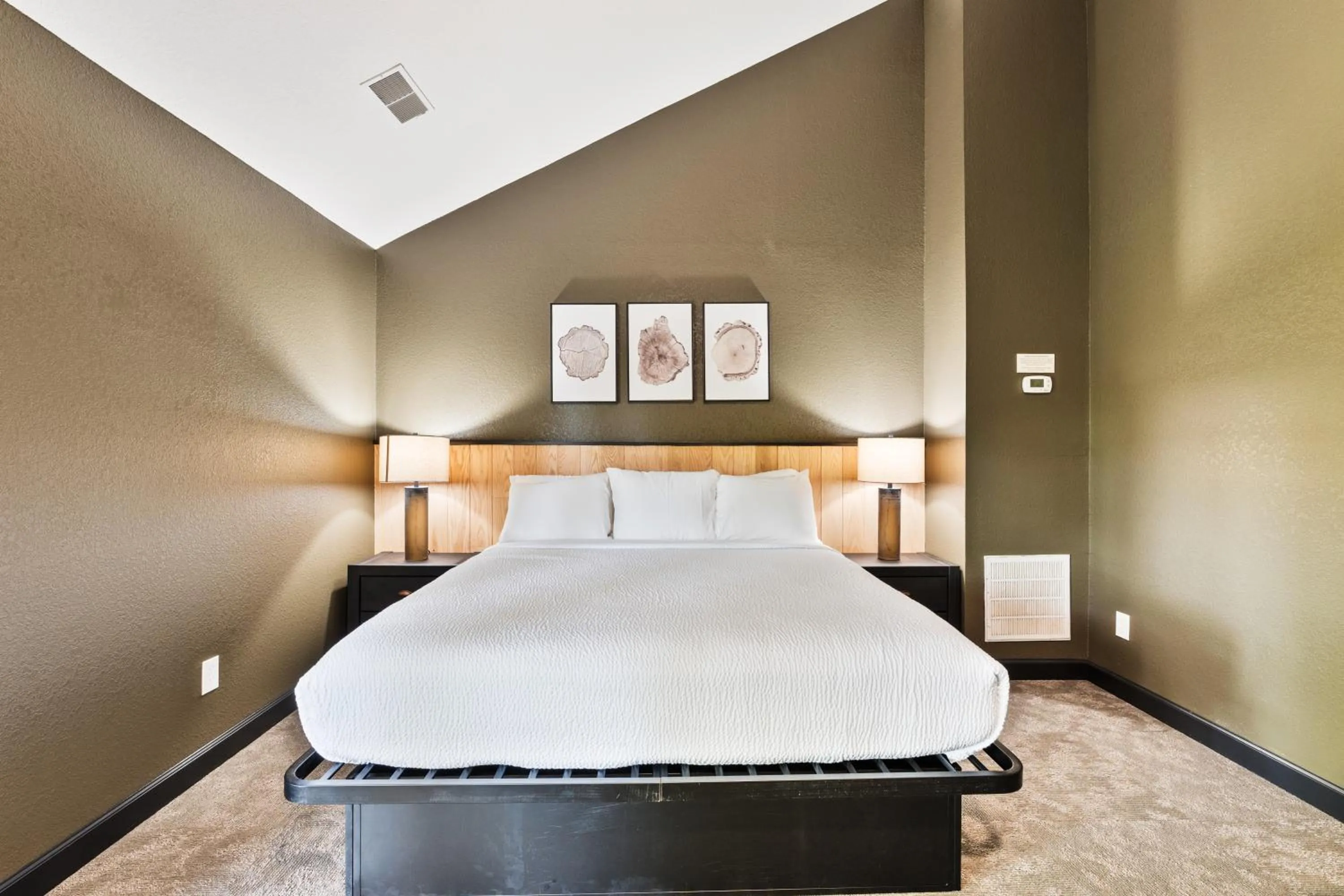 Bed in Tremont Lodge & Resort