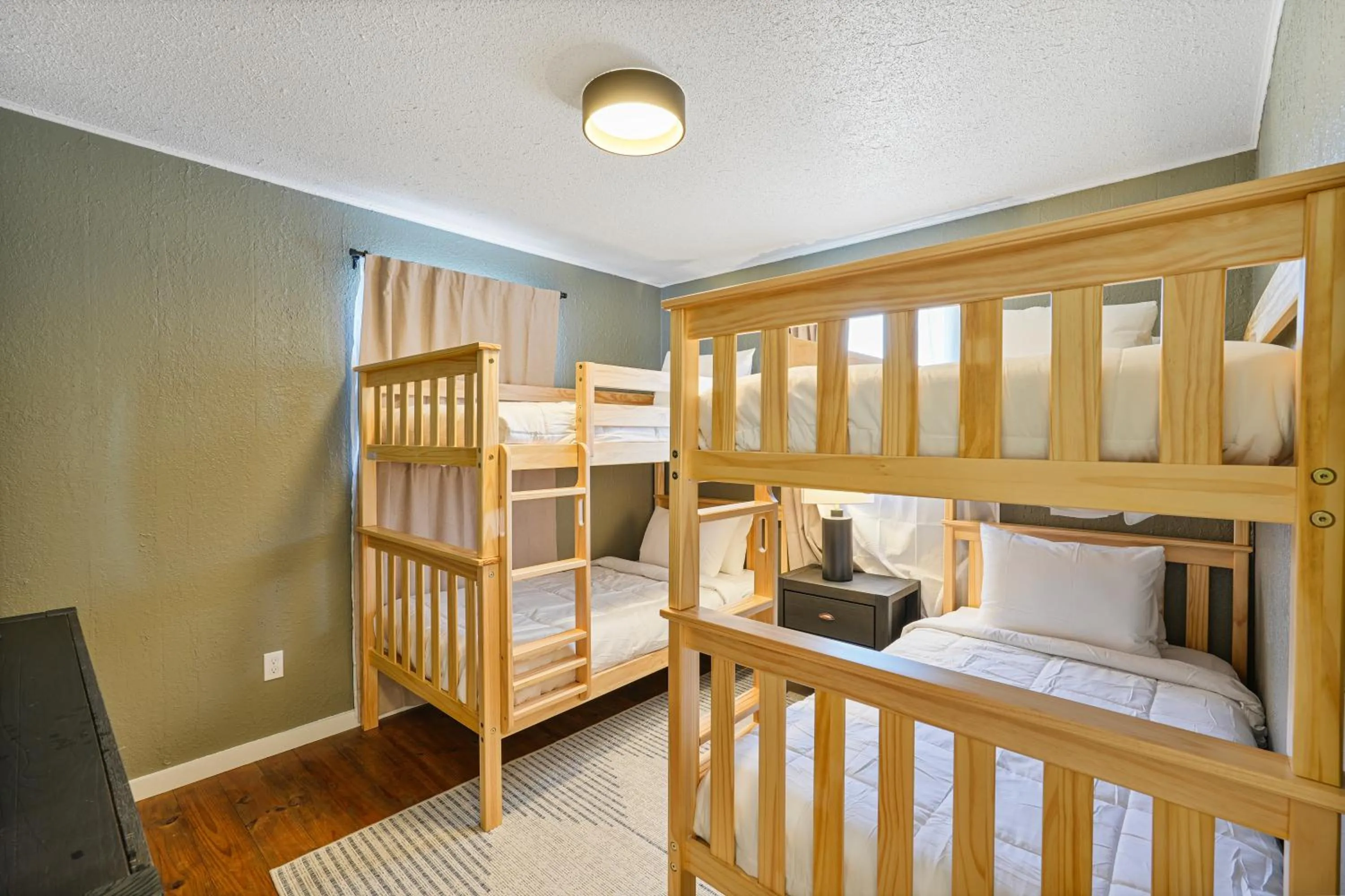 Bed in Tremont Lodge & Resort