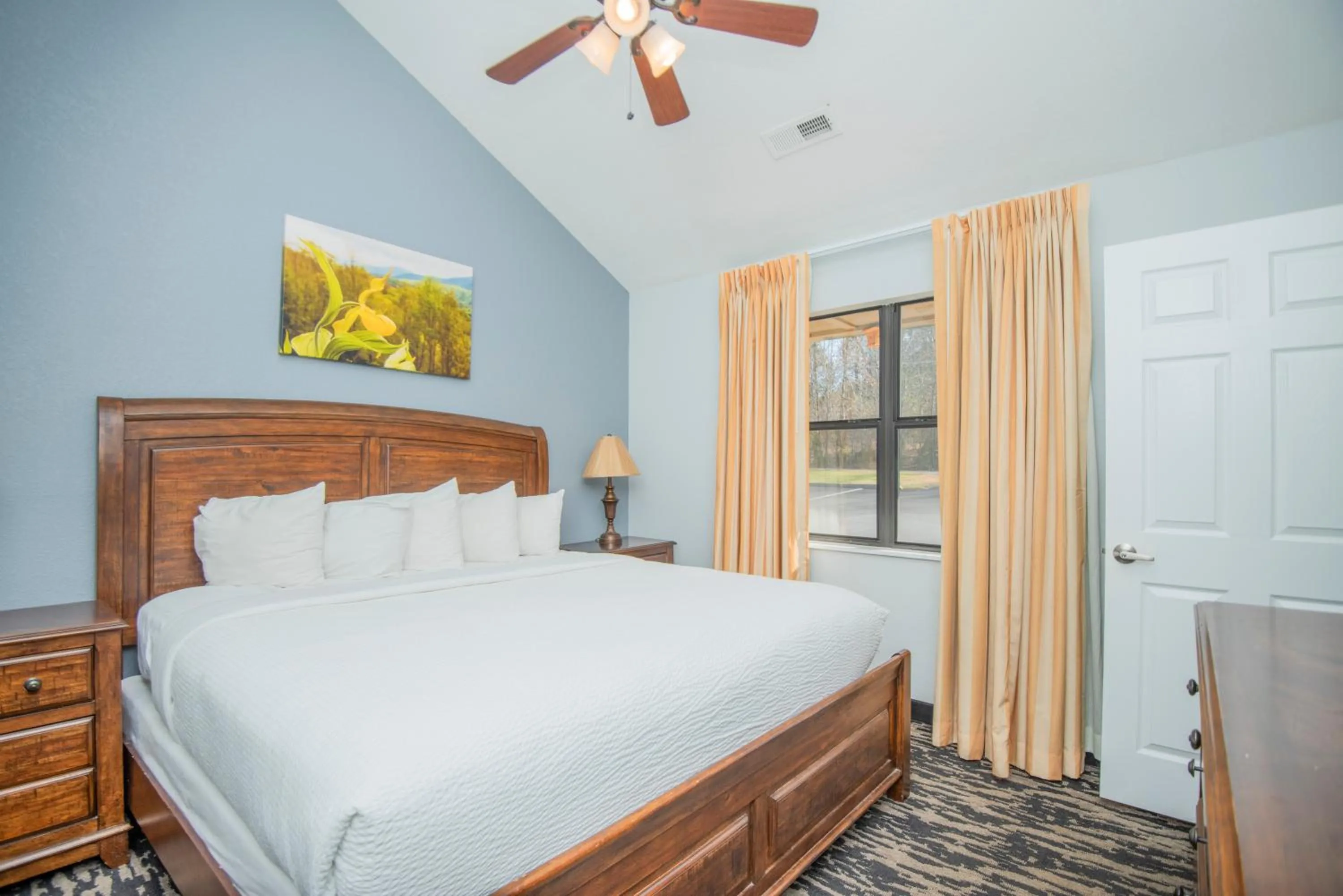 Cades Cove 1 Bedroom Suite w/ Kitchenette in Tremont Lodge & Resort