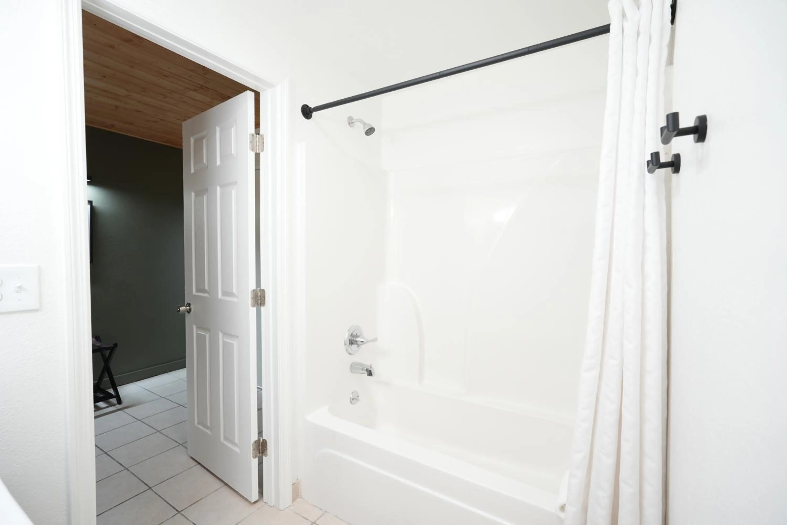 Shower in Tremont Lodge & Resort