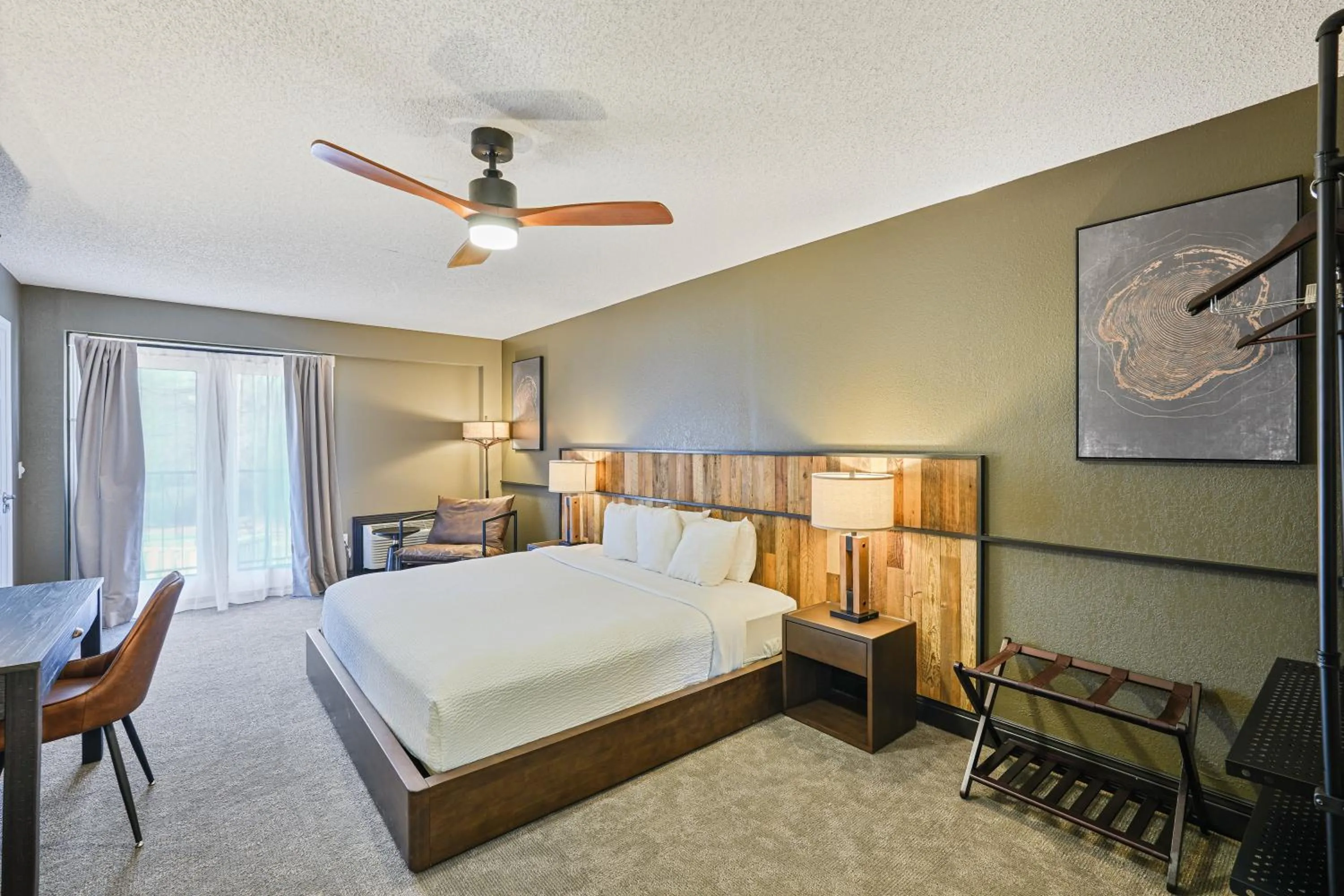 Bedroom, Bed in Tremont Lodge & Resort