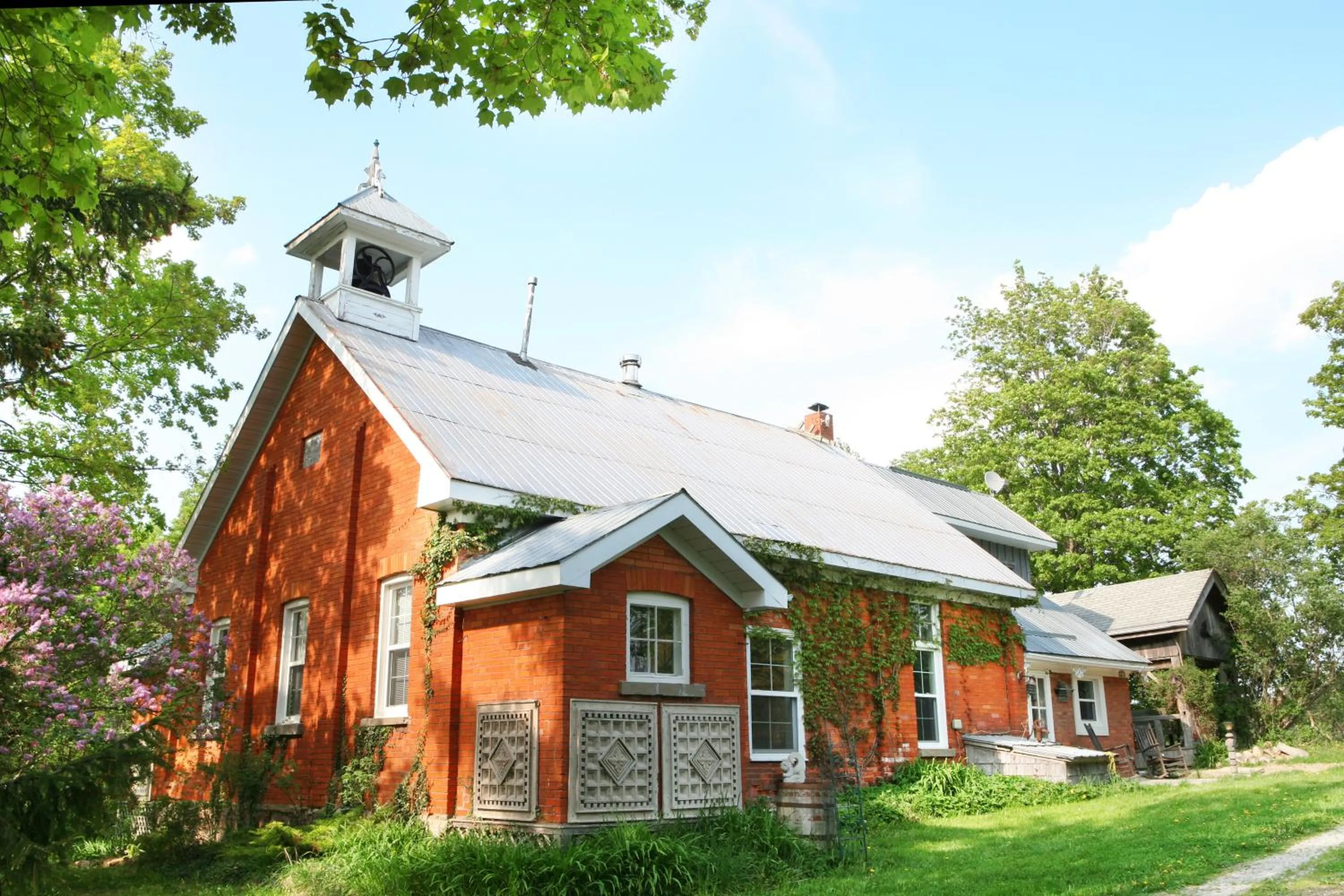 Picturesque School House Retreat