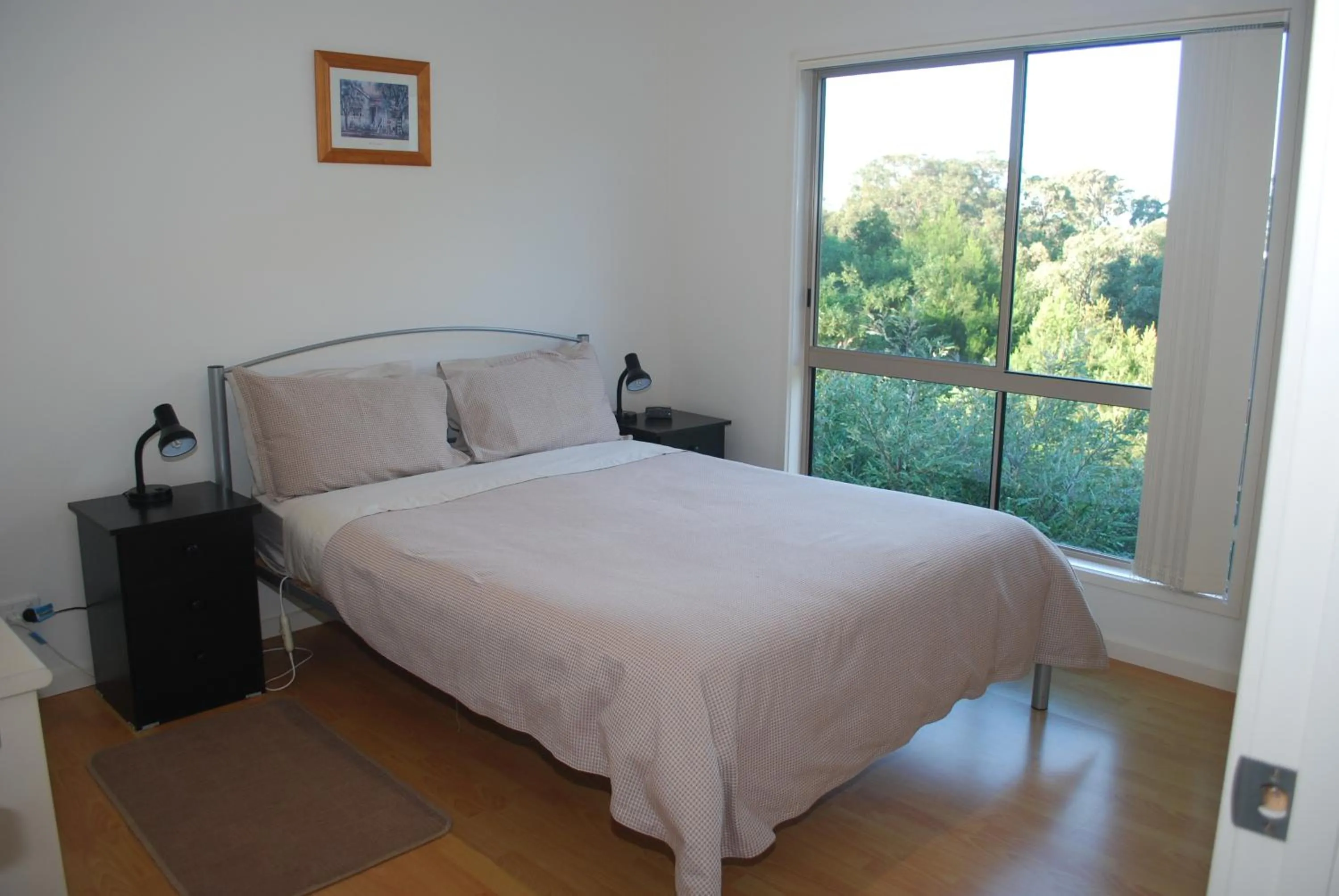 Photo of the whole room, Bed in Lookout Holiday Units