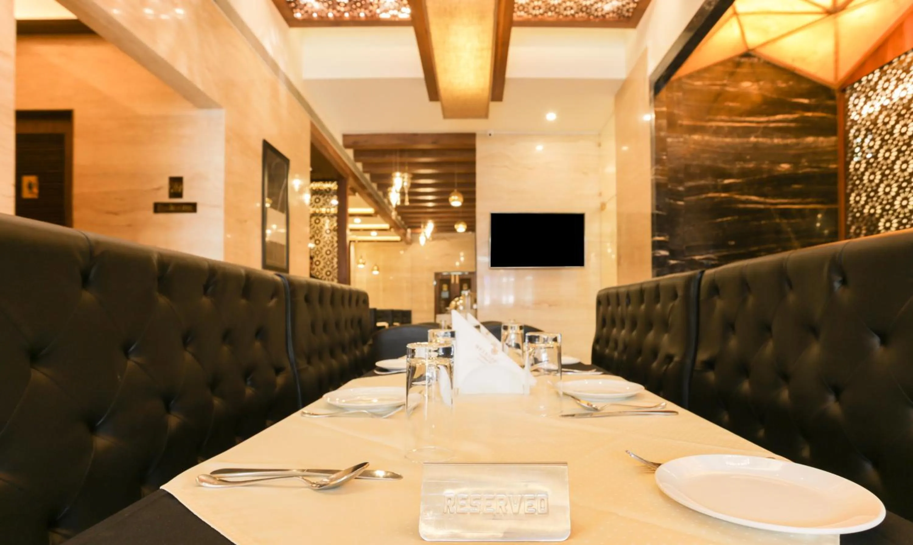 Restaurant/places to eat in Hotel Metropolis