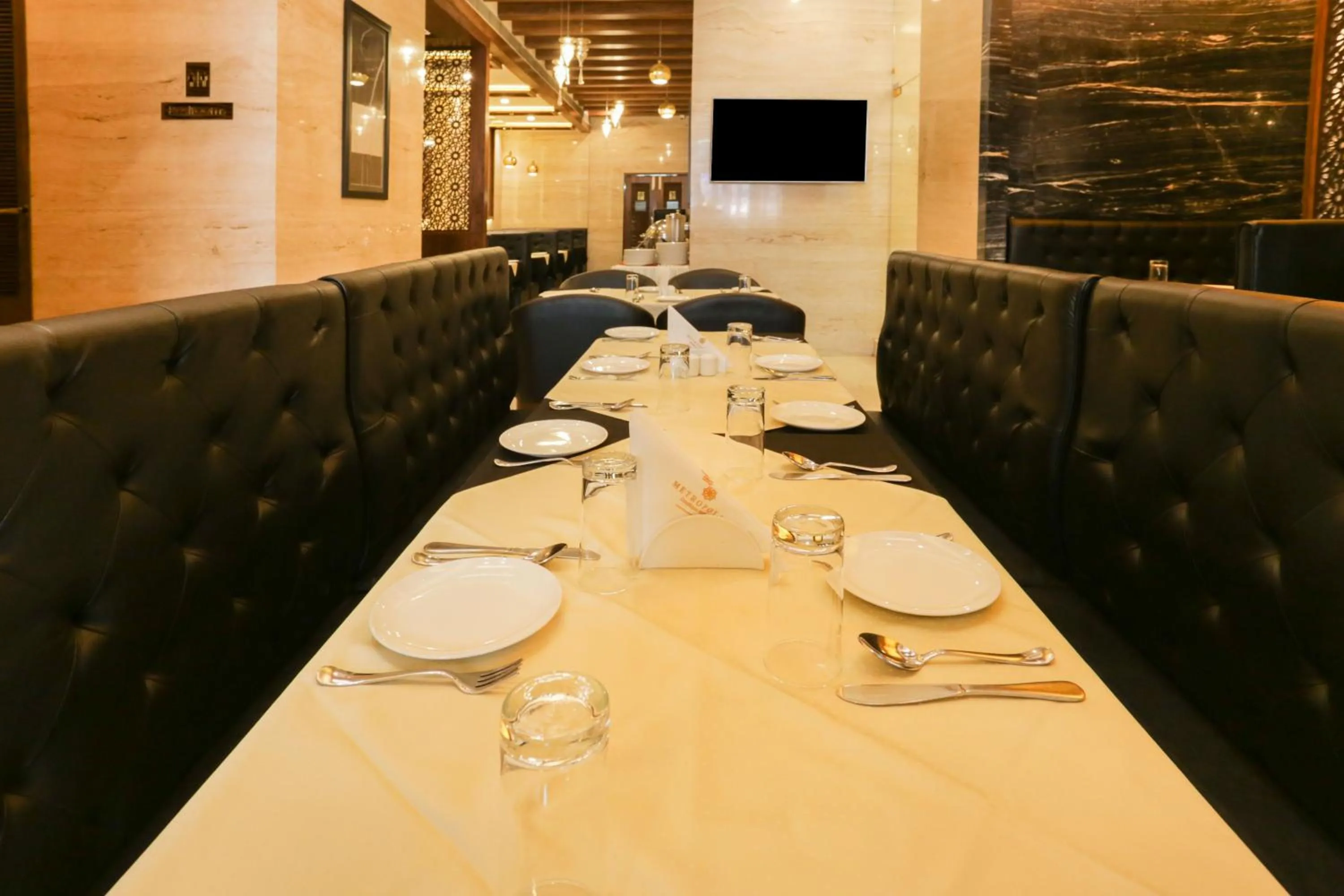 Restaurant/places to eat in Hotel Metropolis