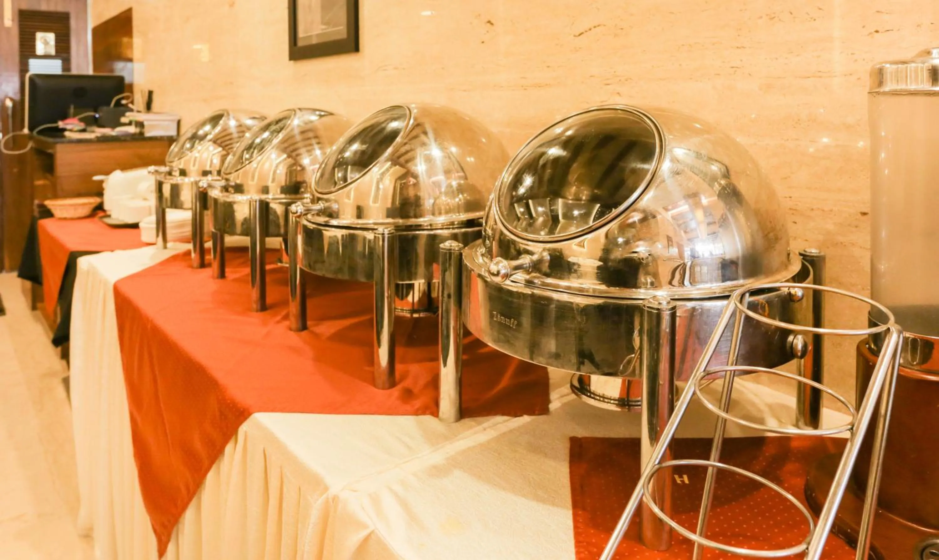 Restaurant/places to eat in Hotel Metropolis