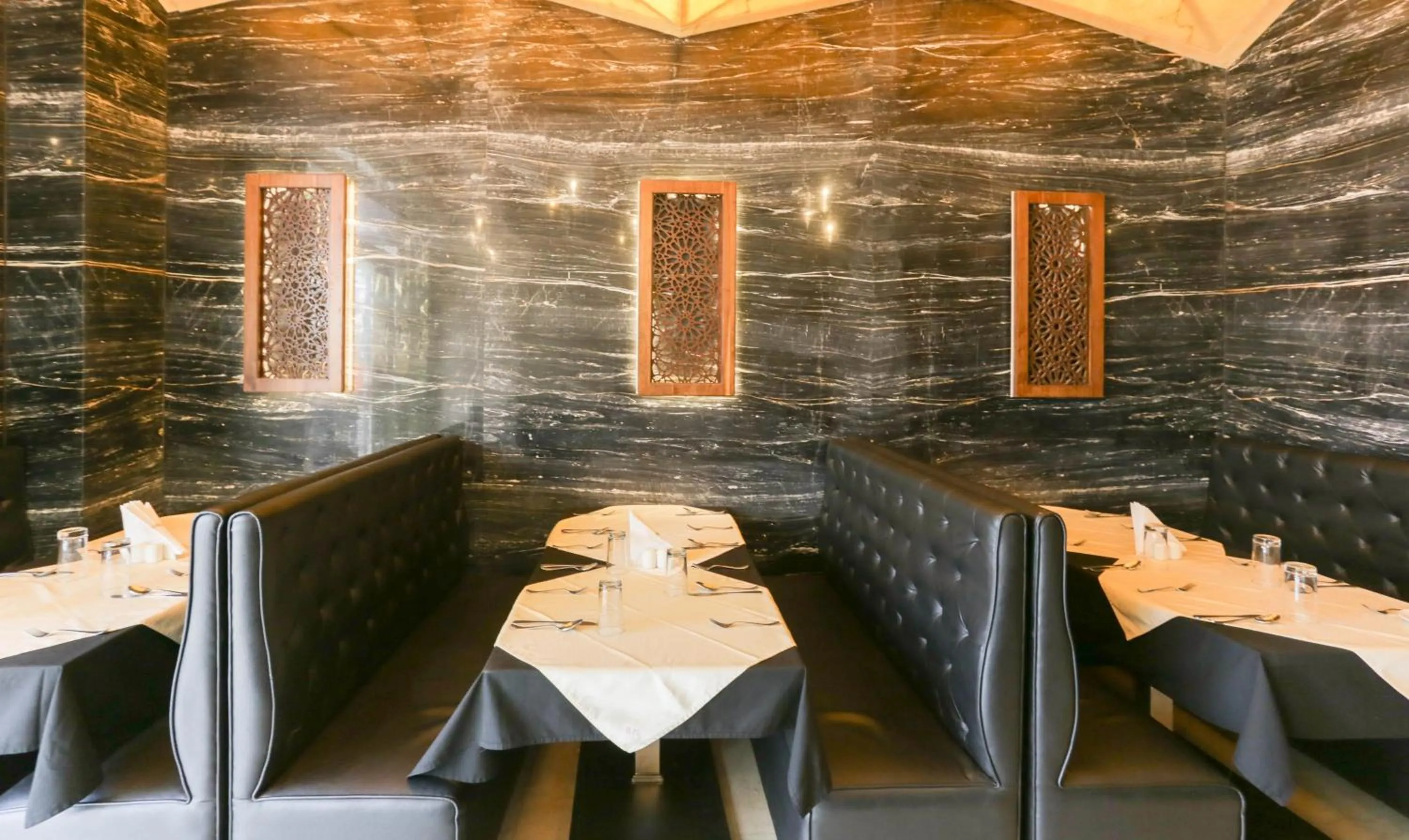 Restaurant/places to eat in Hotel Metropolis