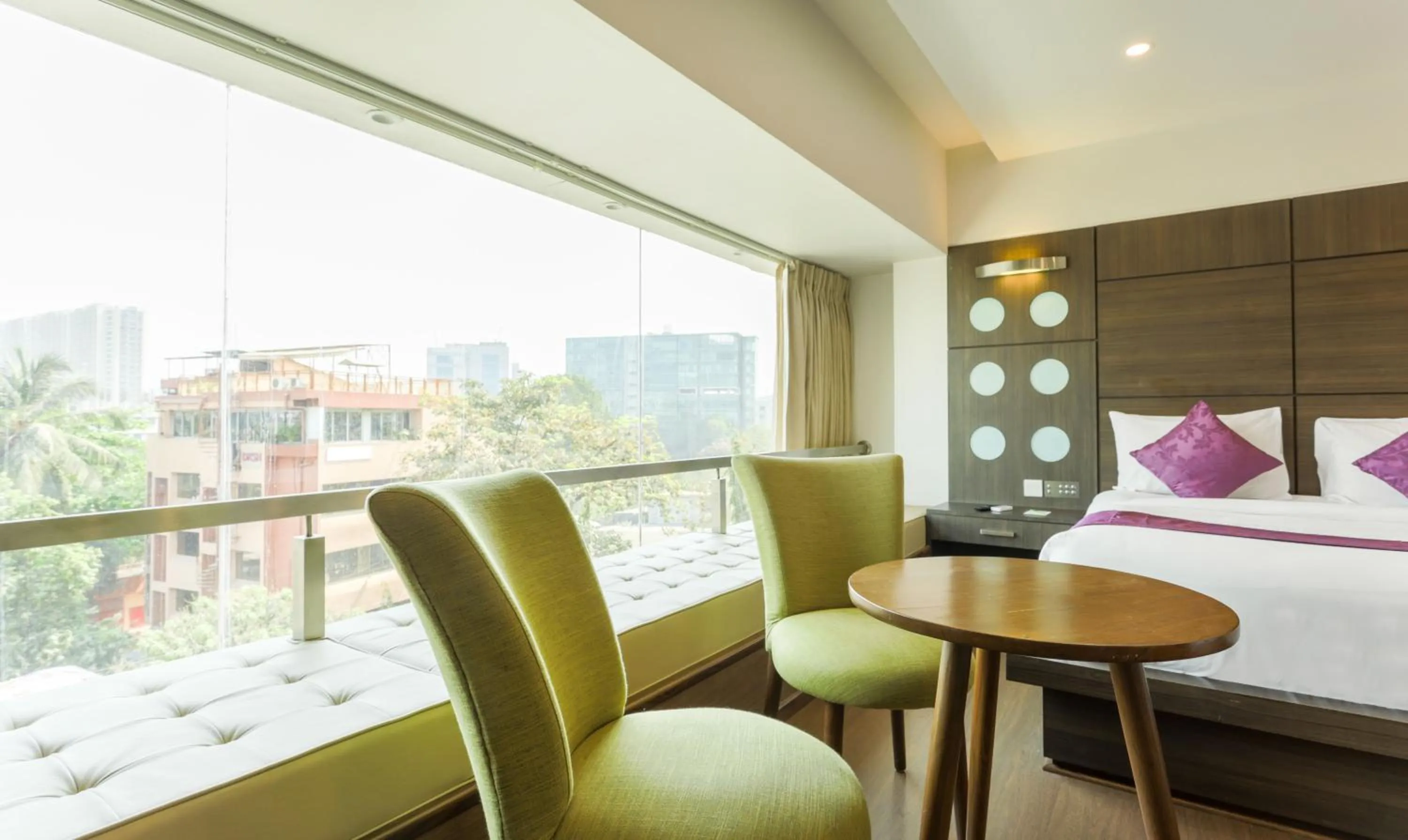 Dining area, Bed in Hotel Metropolis