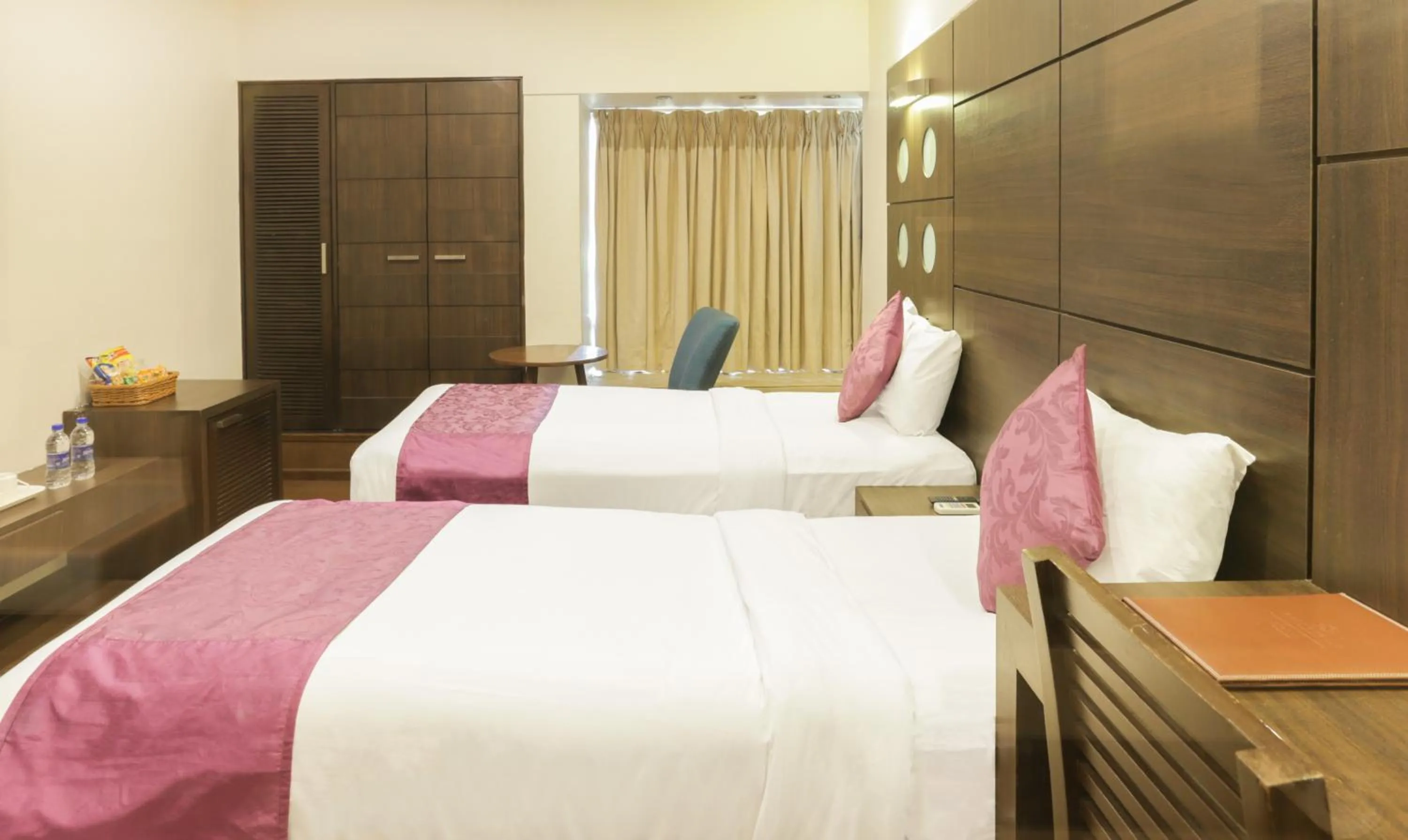 Photo of the whole room, Bed in Hotel Metropolis