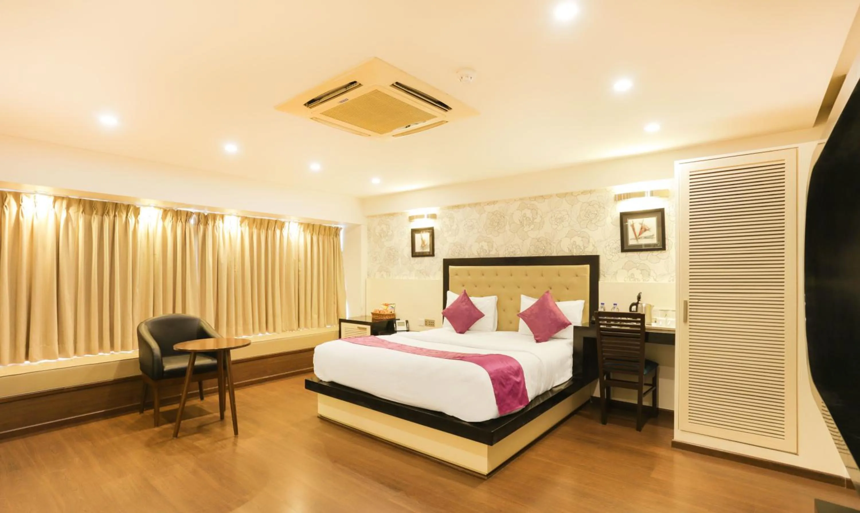 Photo of the whole room, Bed in Hotel Metropolis