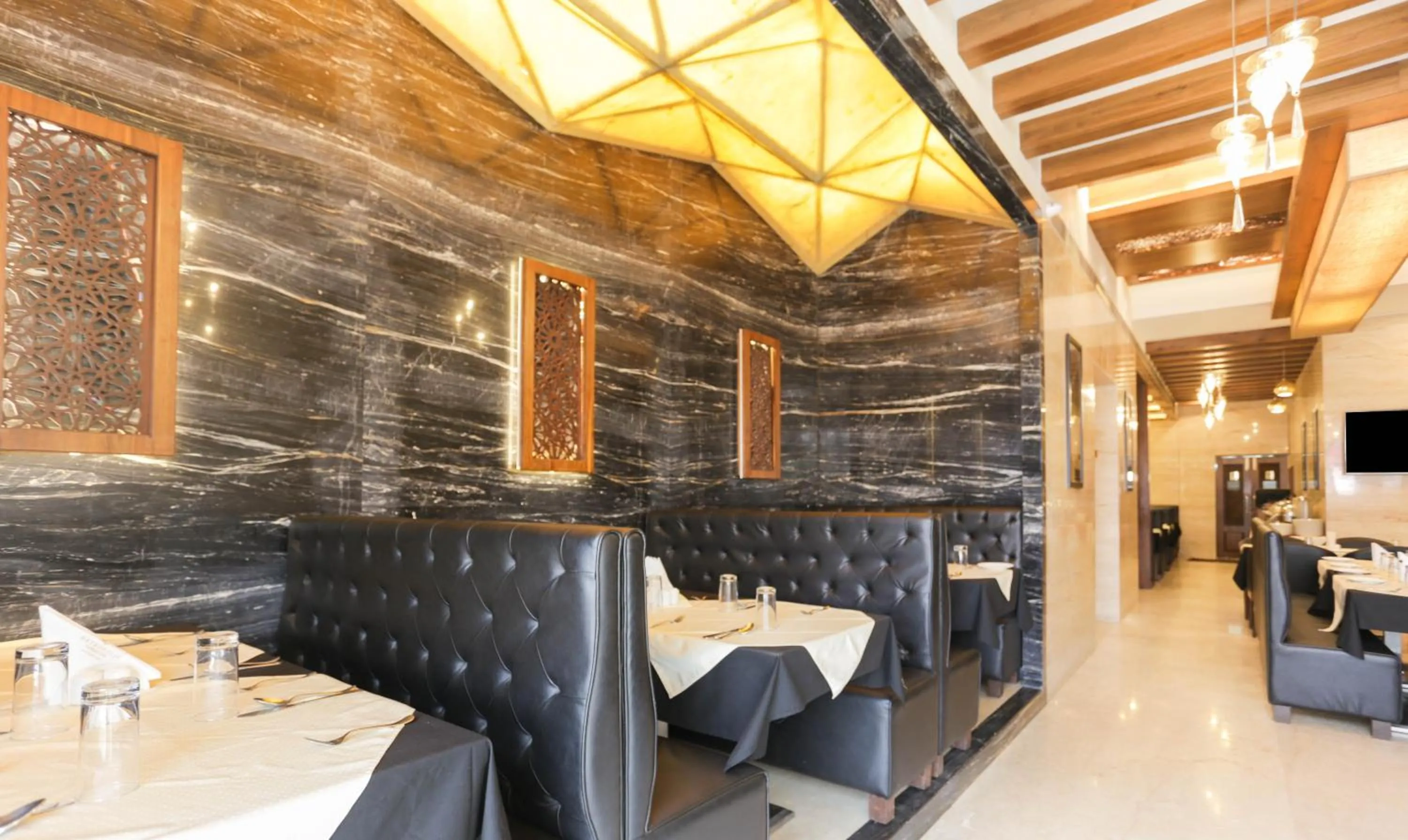 Restaurant/places to eat in Hotel Metropolis