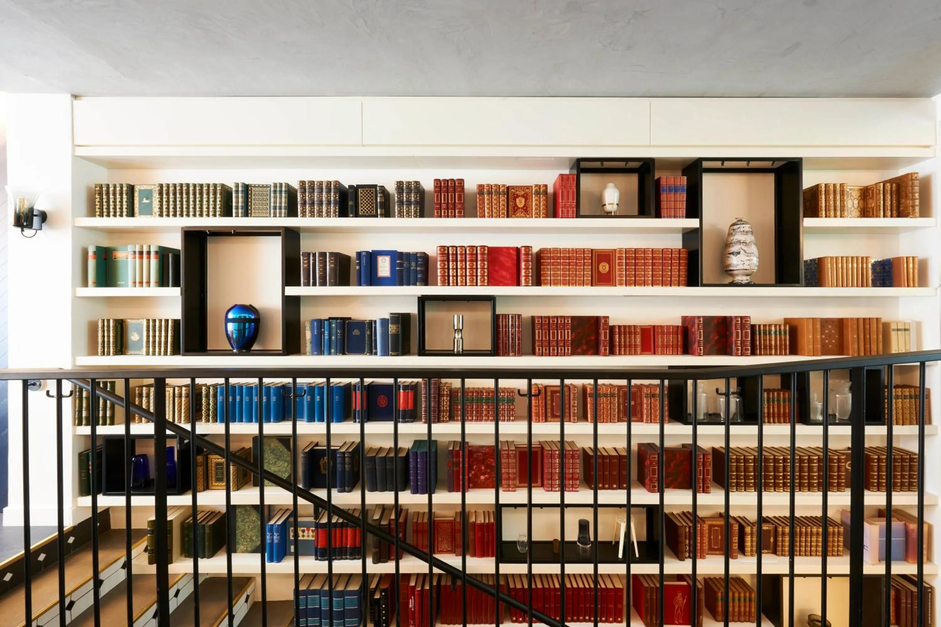 Library in Perpetual Elysée Montaigne