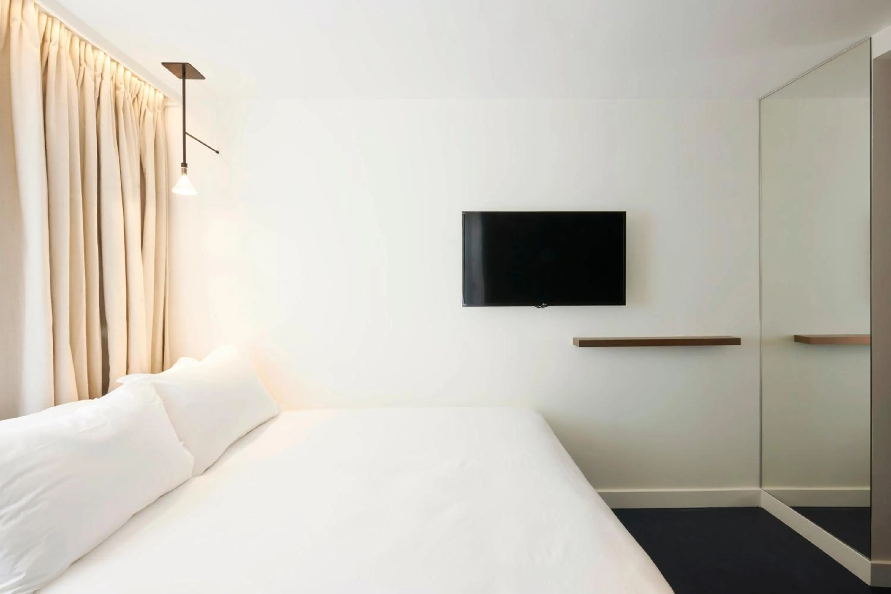 Bed in Perpetual Elysée Montaigne