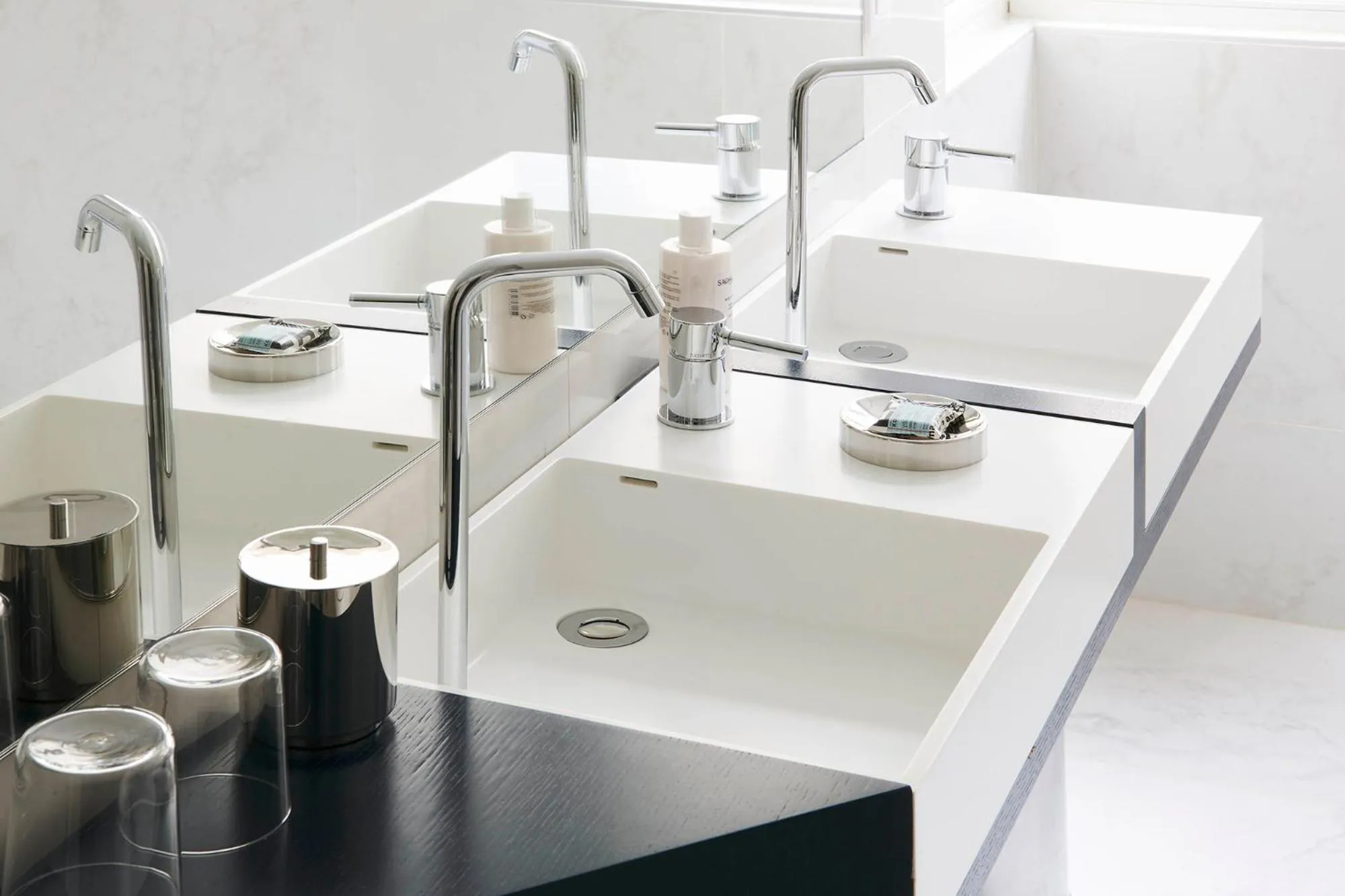 Bathroom in Perpetual Elysée Montaigne