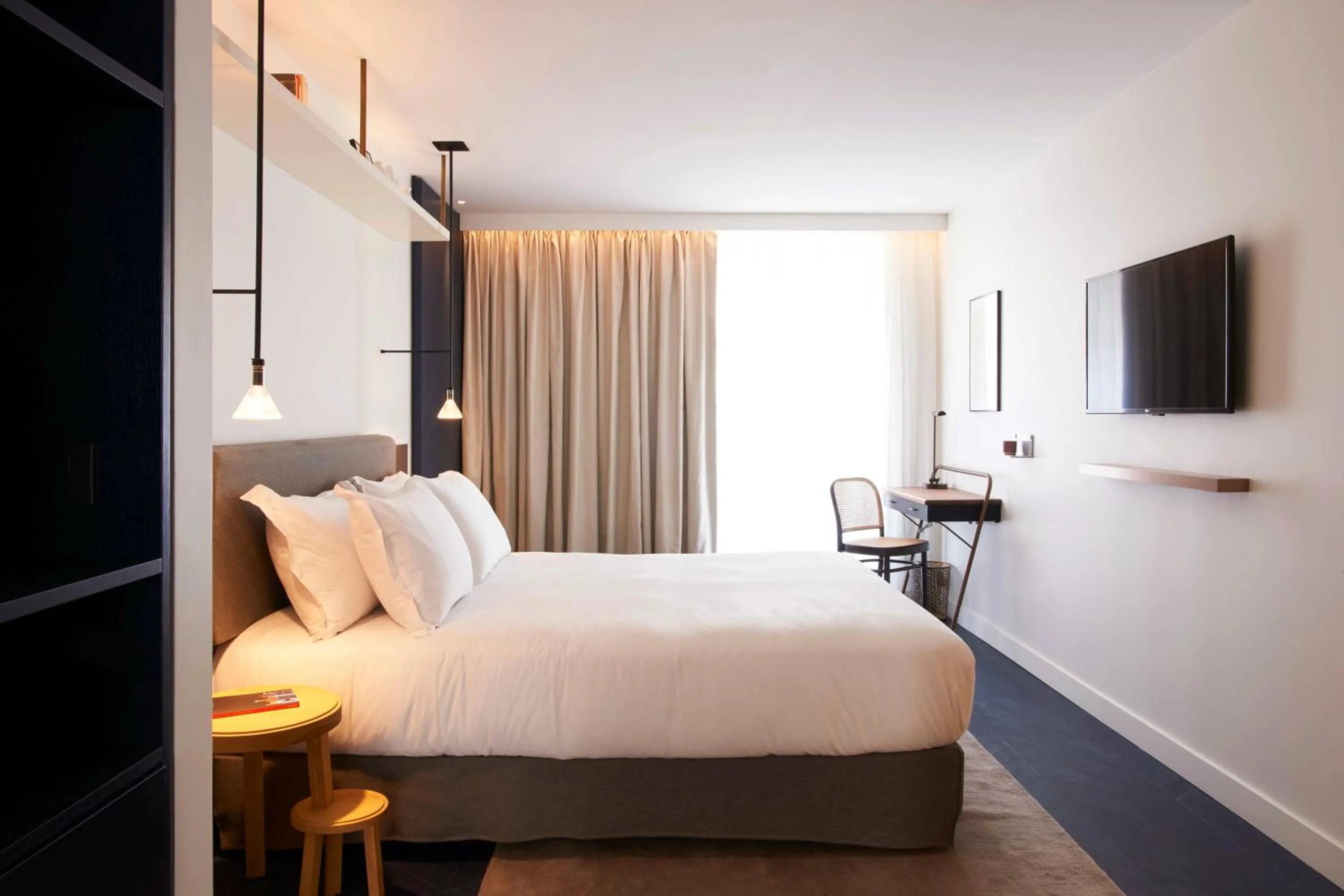 Bedroom, Bed in Perpetual Elysée Montaigne