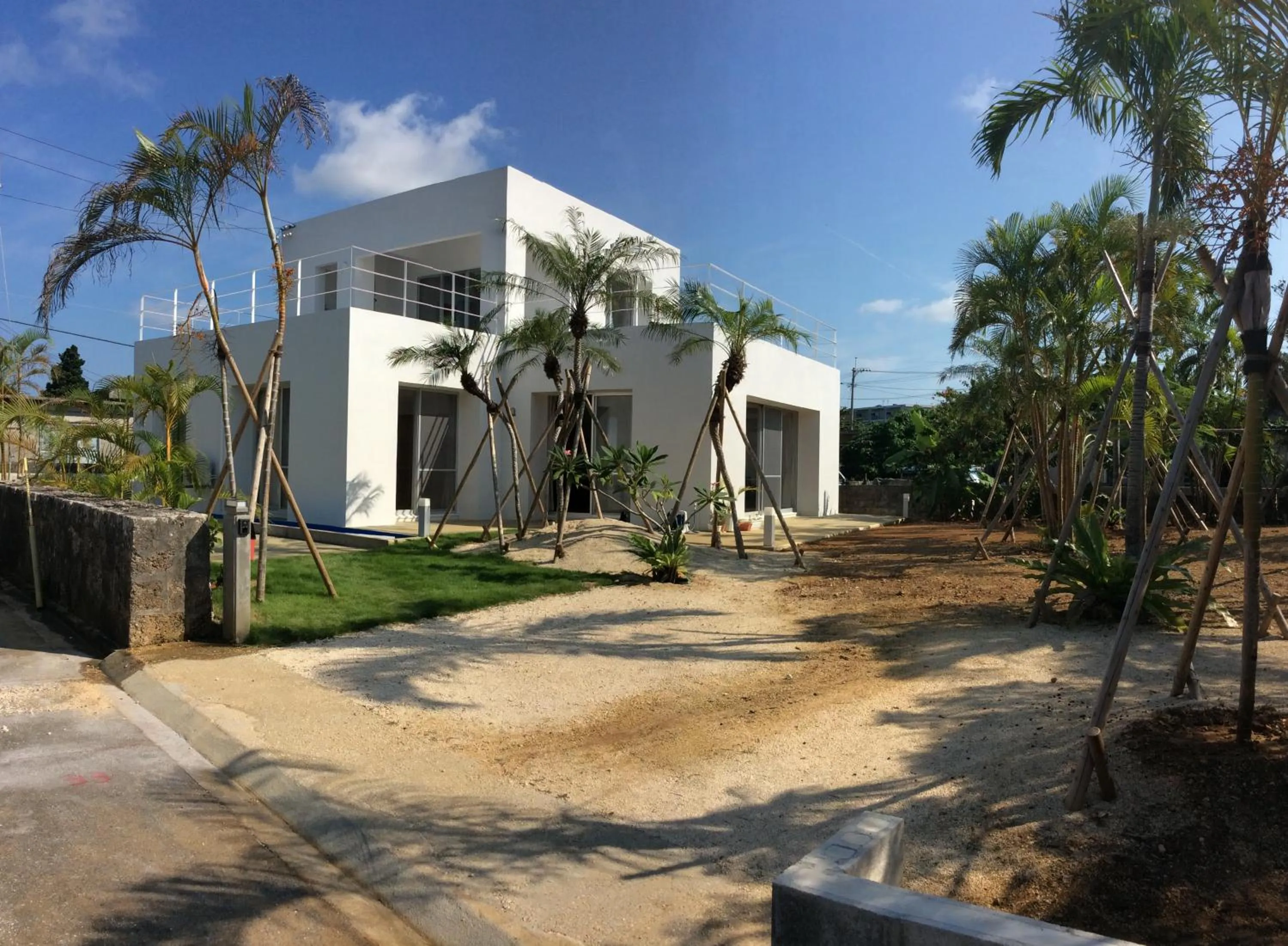 Facade/entrance in Seaside House Nirai