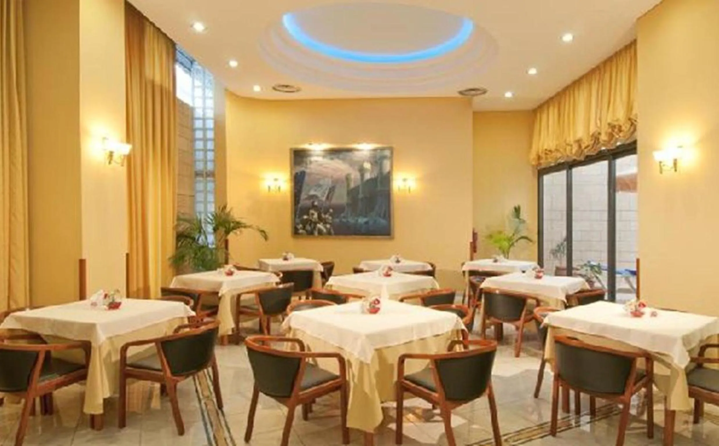Restaurant/places to eat in Alexandra Hotel&Apartments