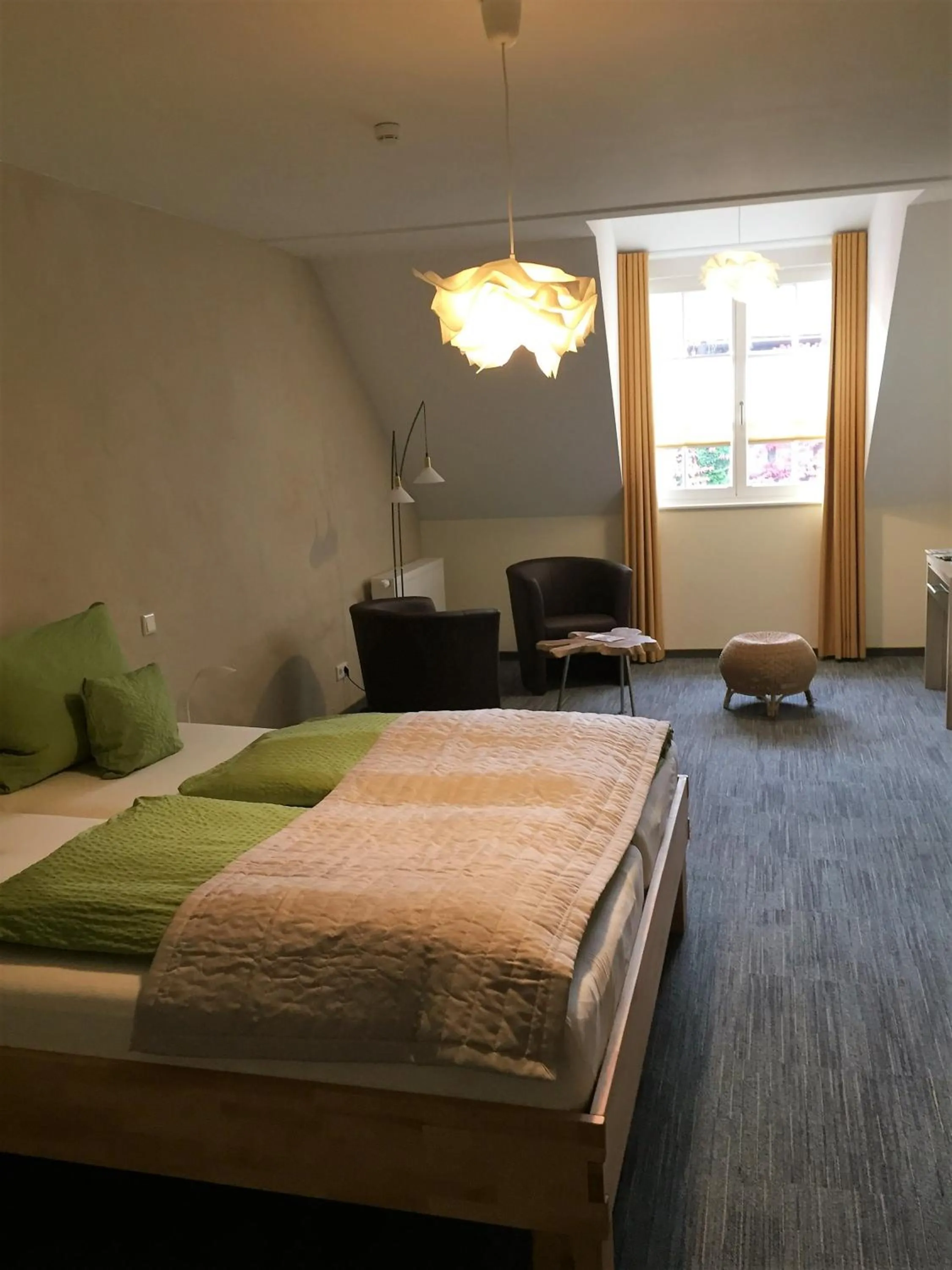 Photo of the whole room, Bed in Alter Winzerhof Weisenheim am Berg e.K.