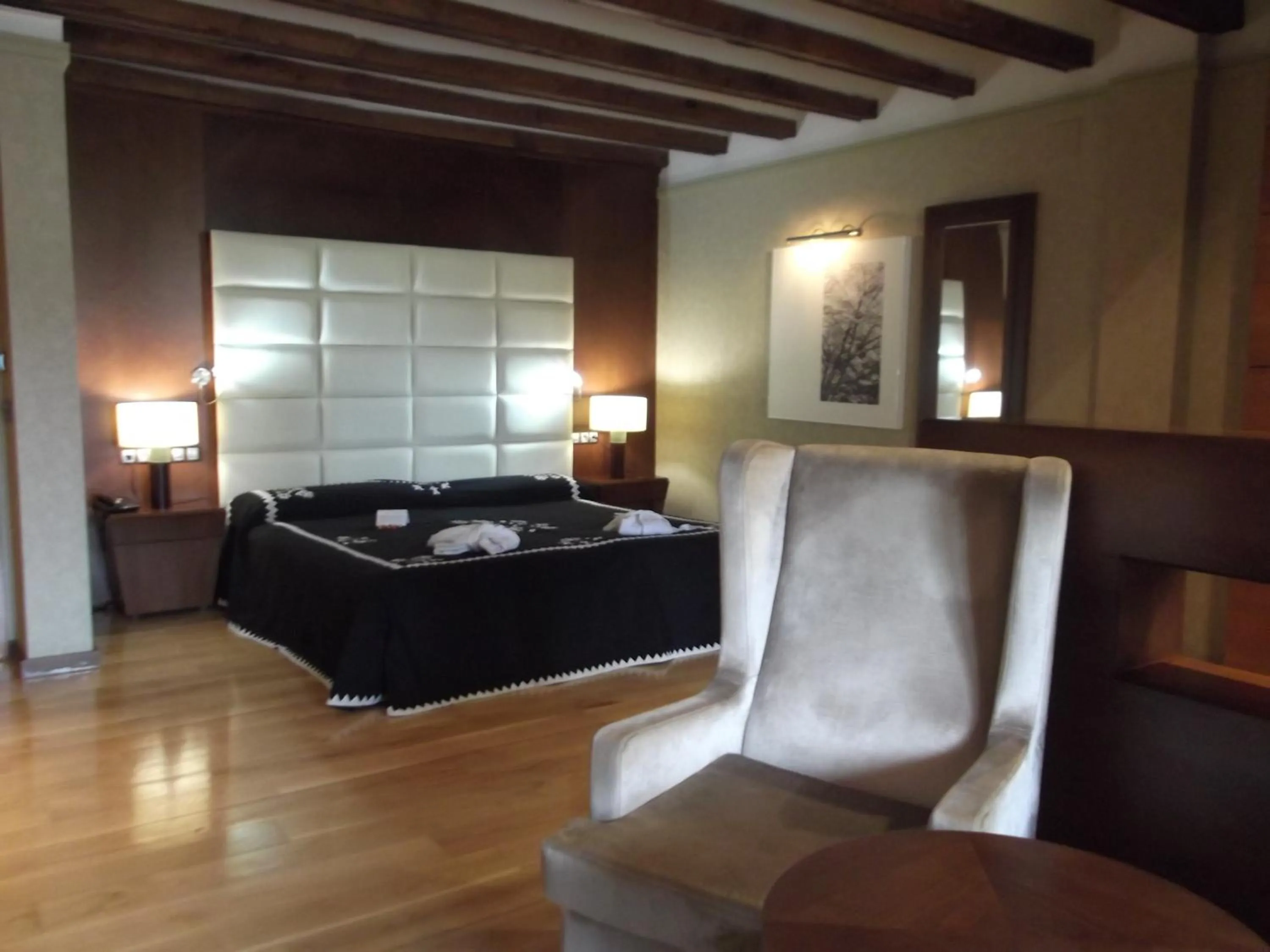 Photo of the whole room in Hotel Termal Abadia de Los Templarios