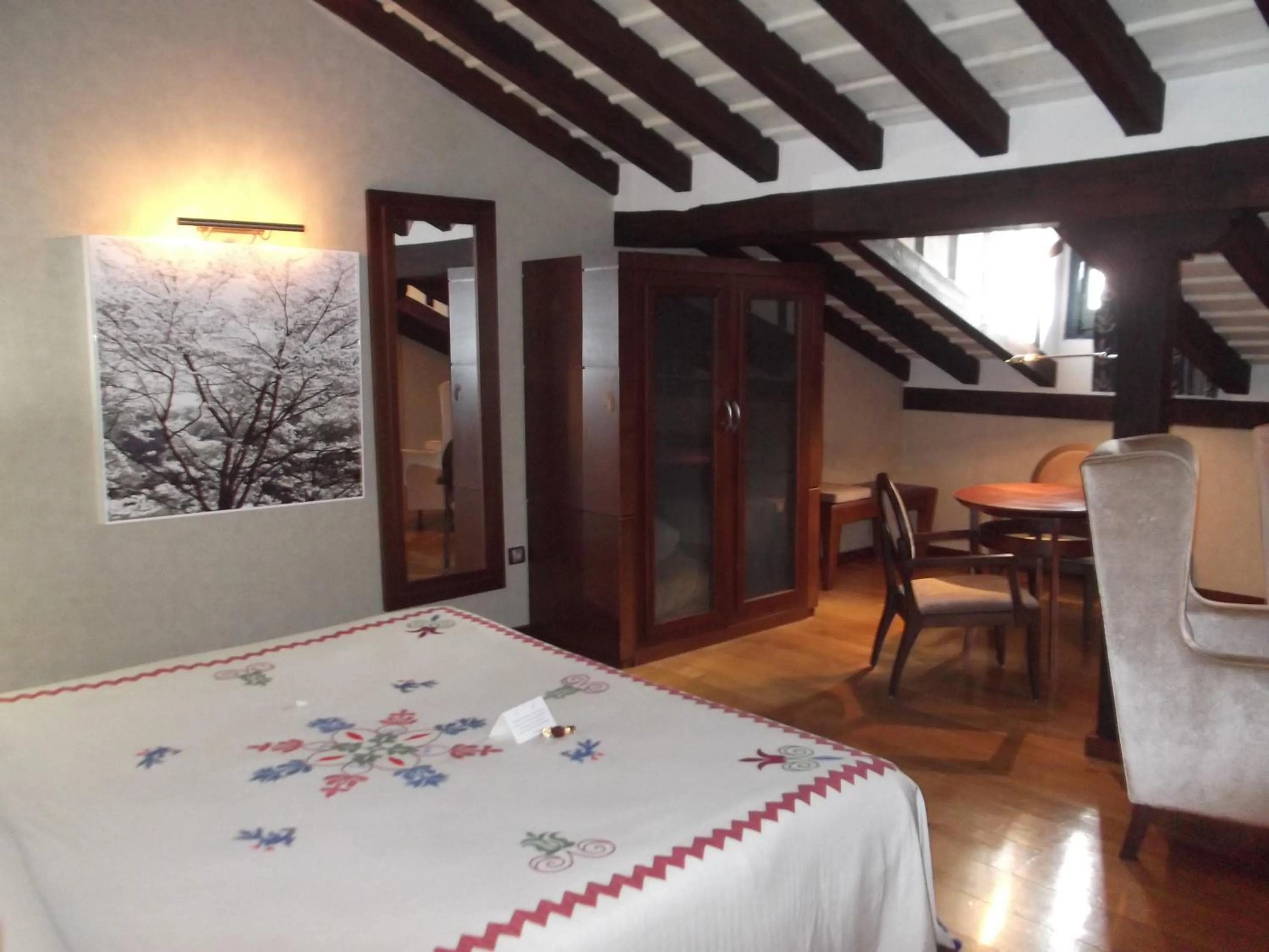 Photo of the whole room, Bed in Hotel Termal Abadia de Los Templarios