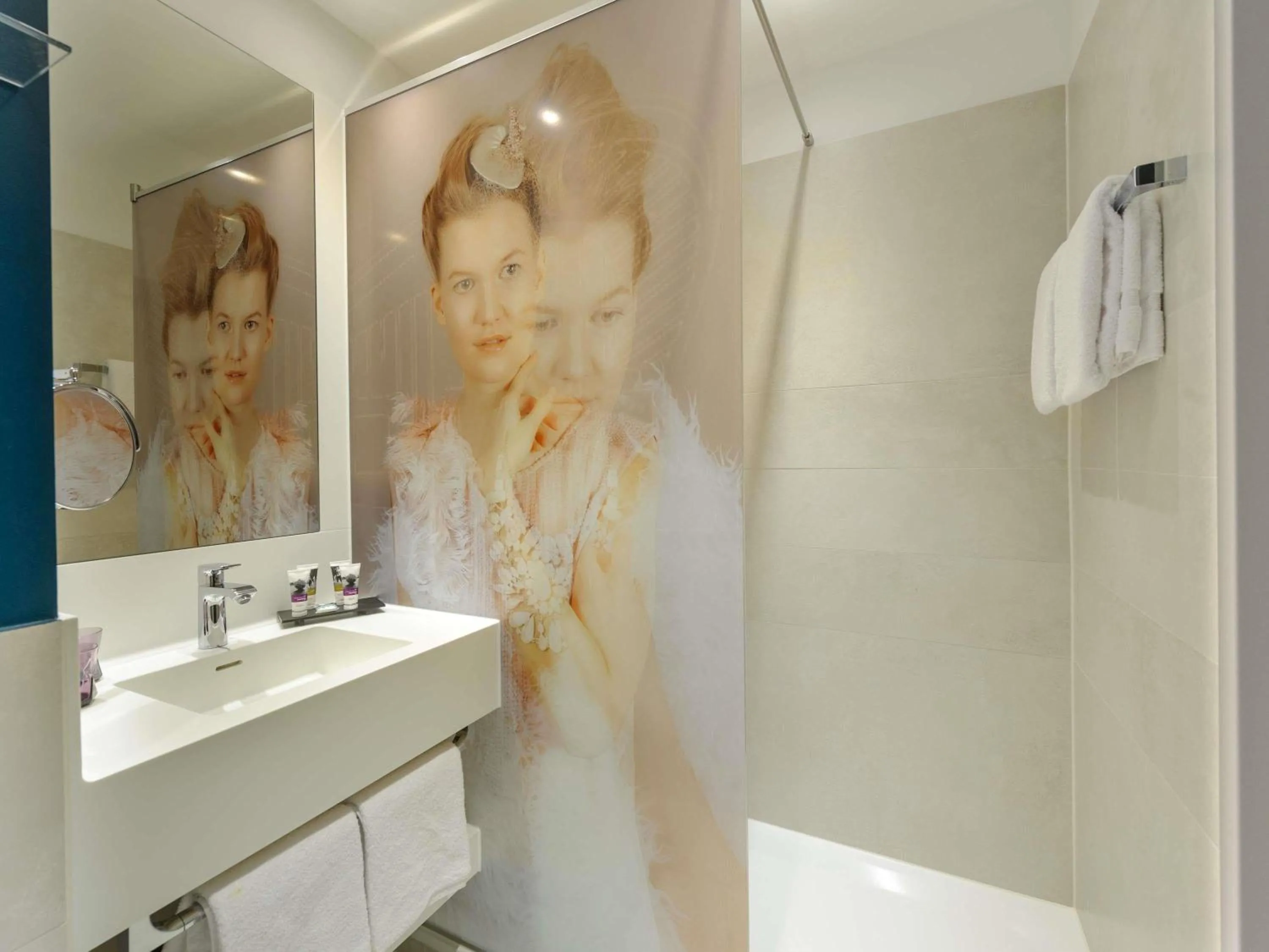 Bedroom in MERCURE Hotel Berlin Wittenbergplatz