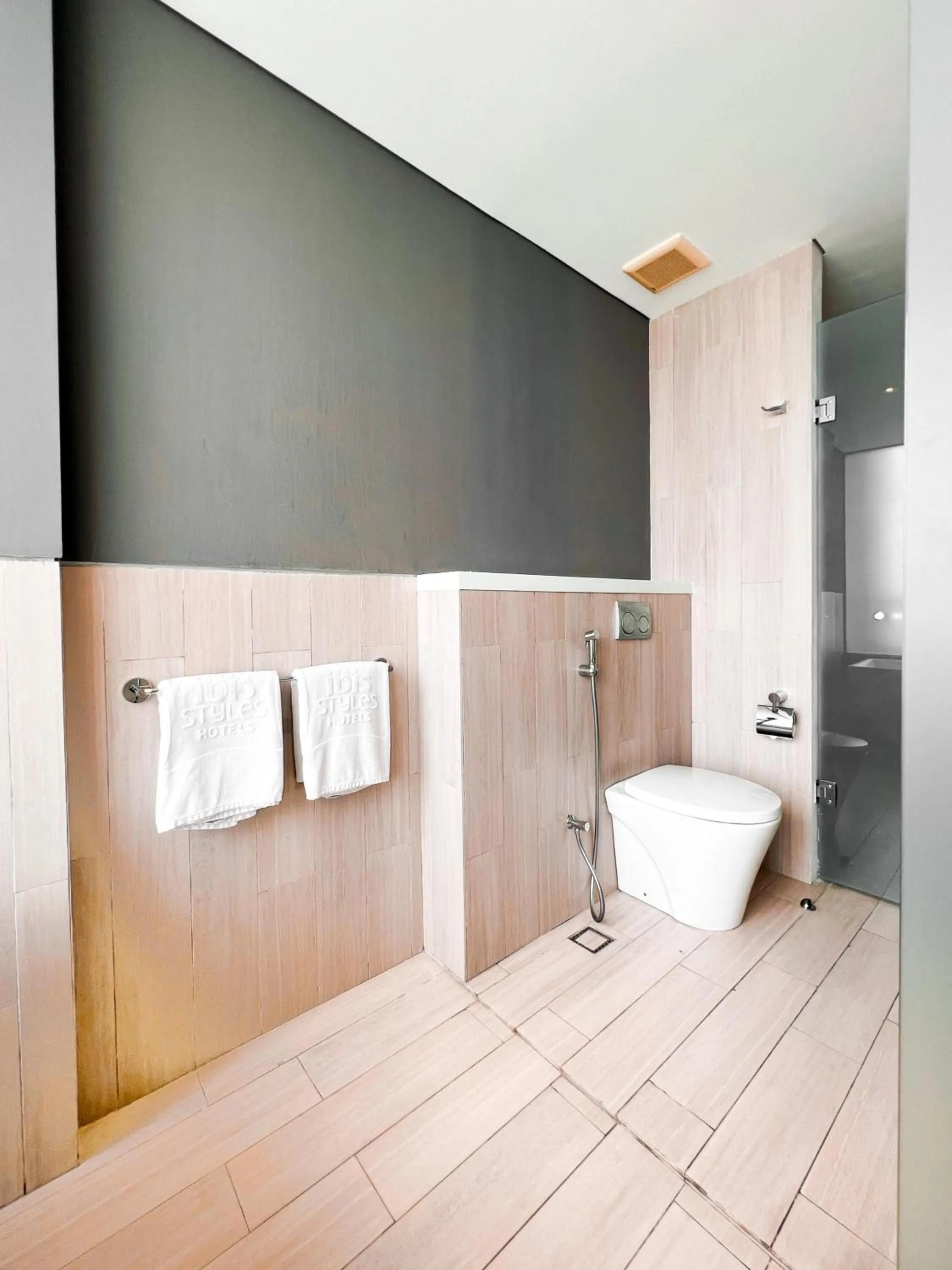 Toilet in ibis Styles Batam Nagoya