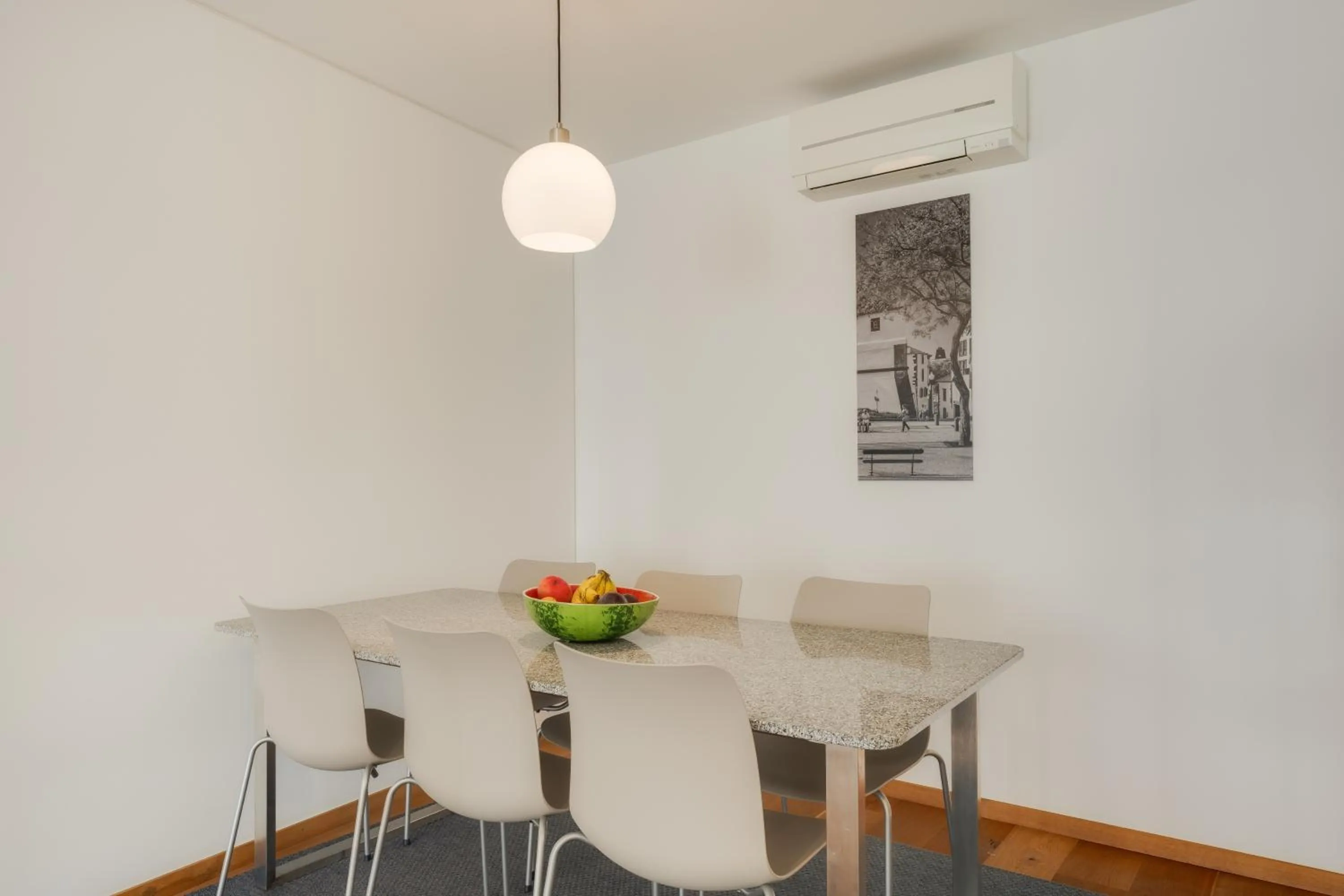 Dining area in Casa da Praça Apartments - by Casas na Ilha