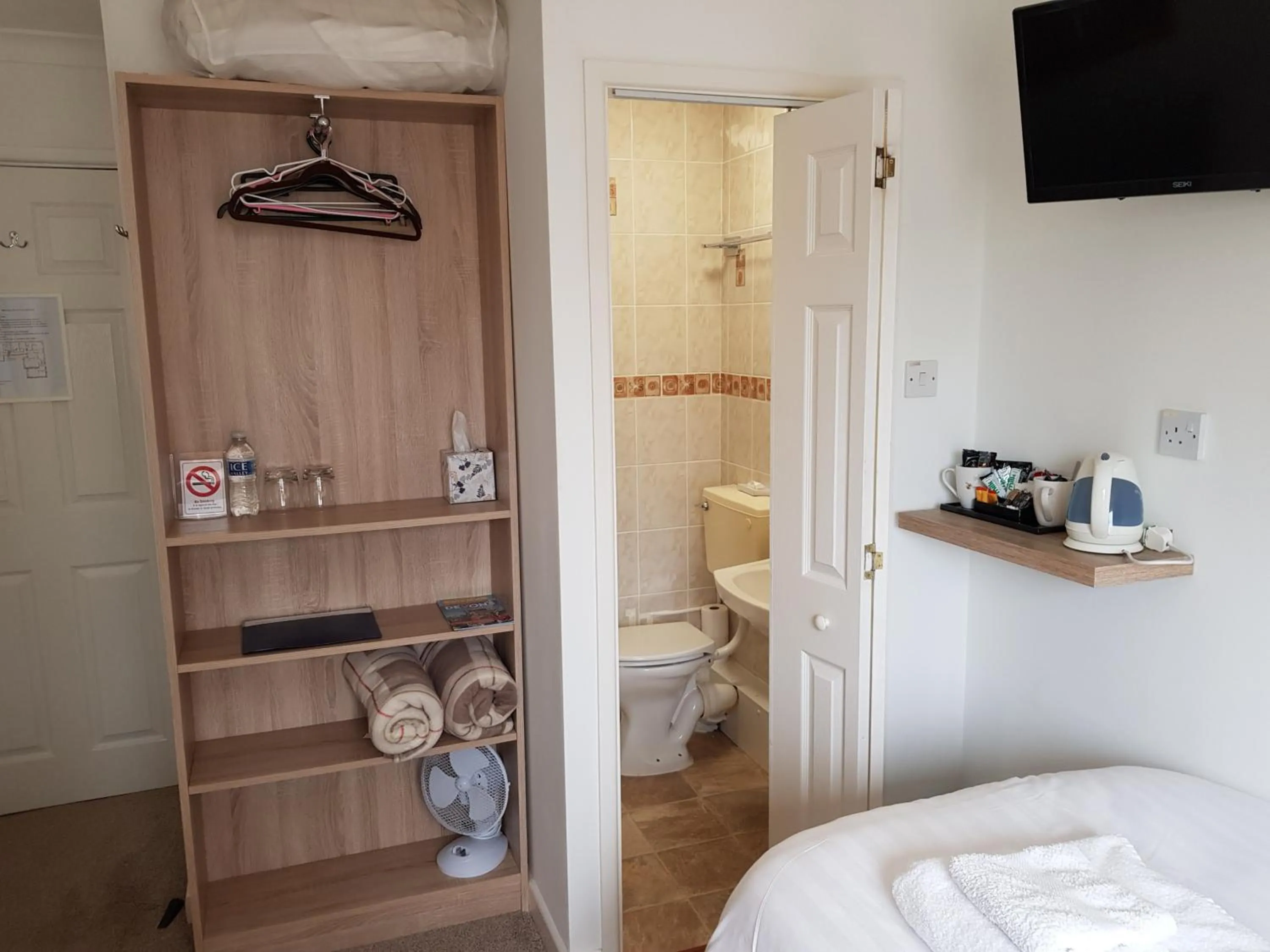 Shower, Bathroom in Barclay Court Guest House
