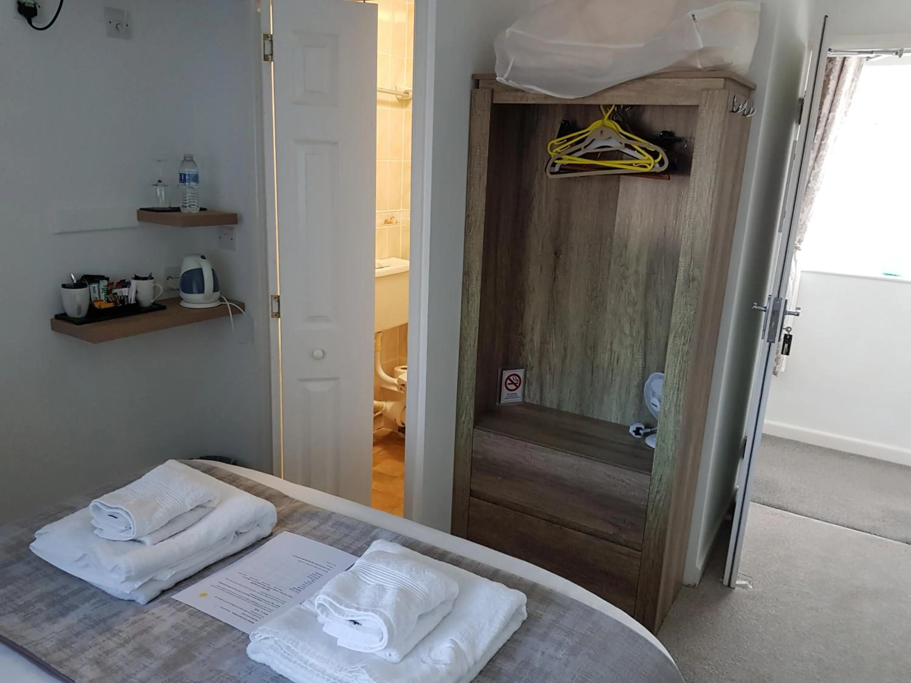 Bedroom, Bathroom in Barclay Court Guest House
