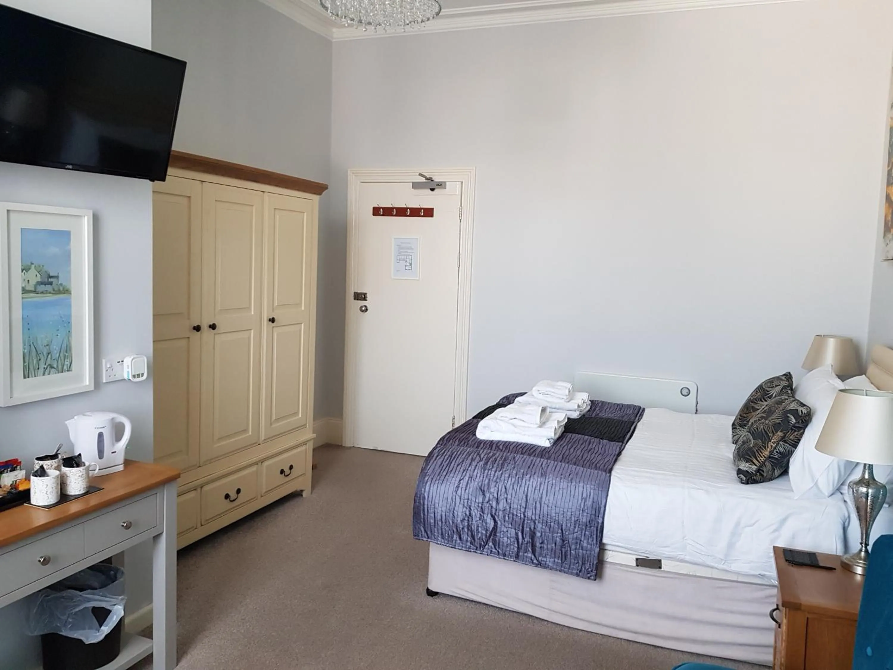 Coffee/tea facilities, TV/Entertainment Center in Barclay Court Guest House