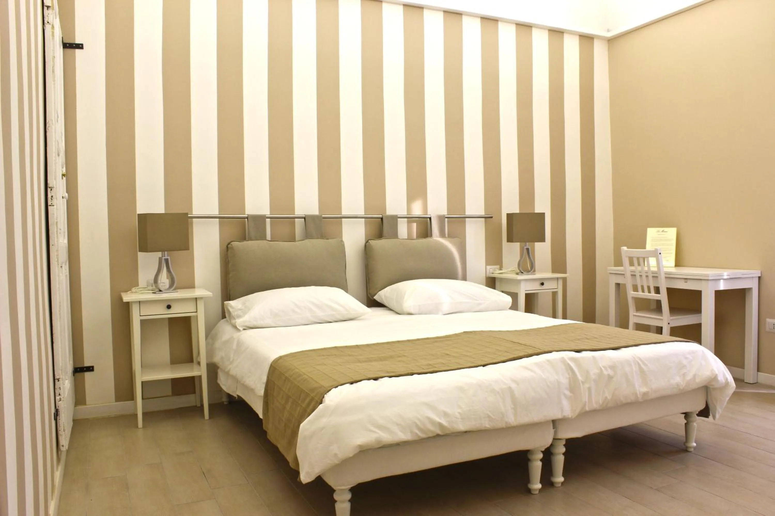 Photo of the whole room, Bed in La Maison