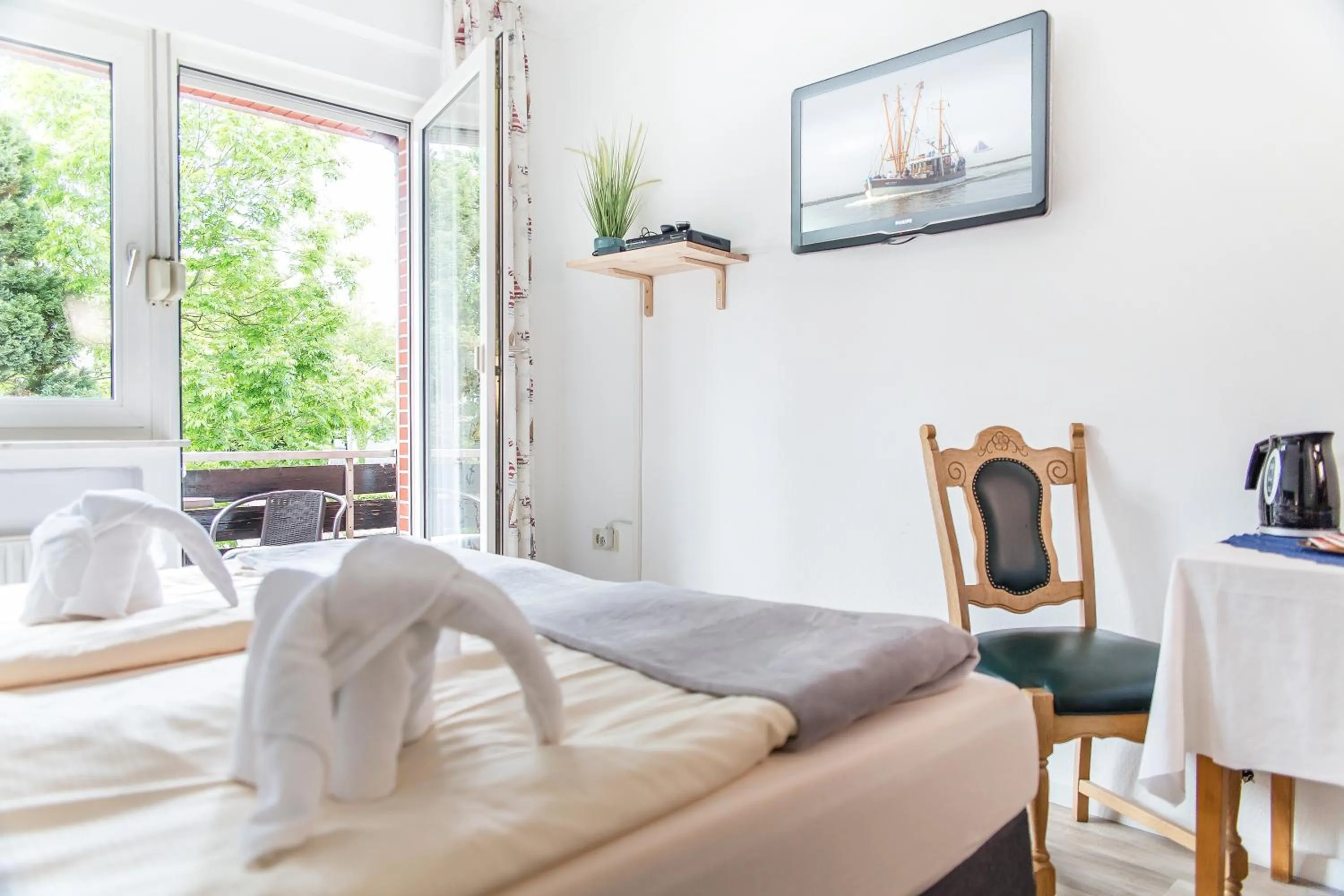 Photo of the whole room, Bed in Hotel Garni Kröger