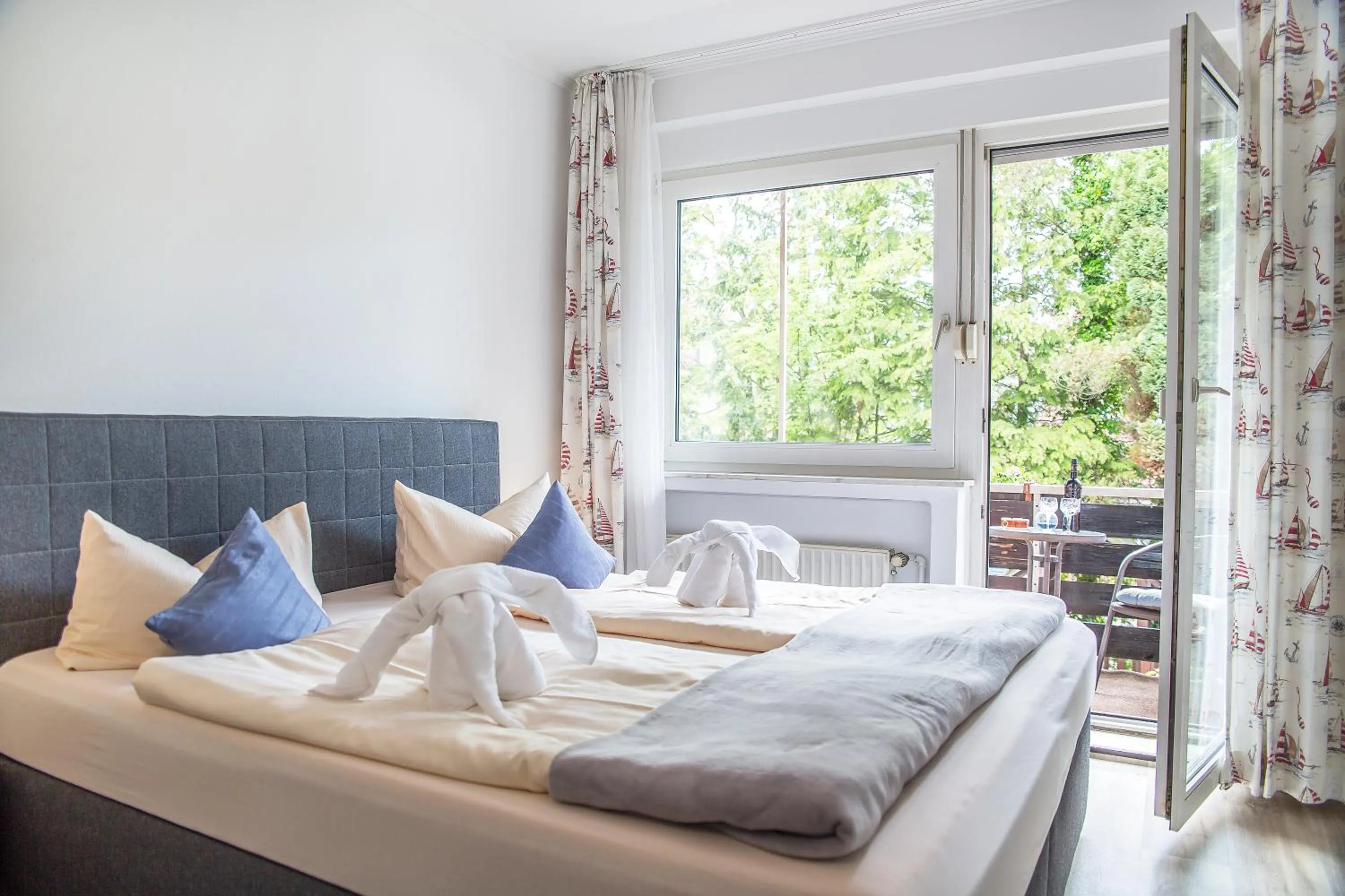 Photo of the whole room, Bed in Hotel Garni Kröger