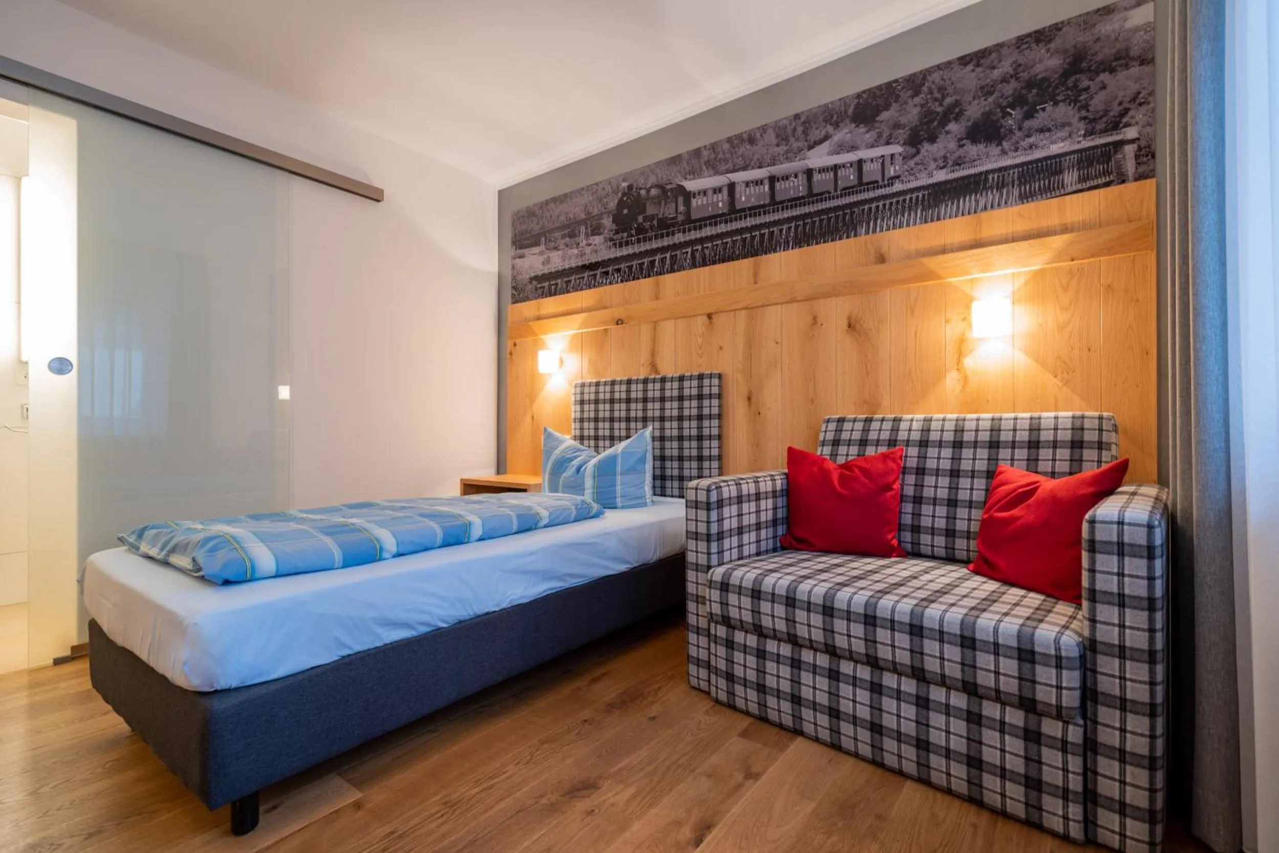 Photo of the whole room, Bed in Gasthaus-Pension Zum Kreuz