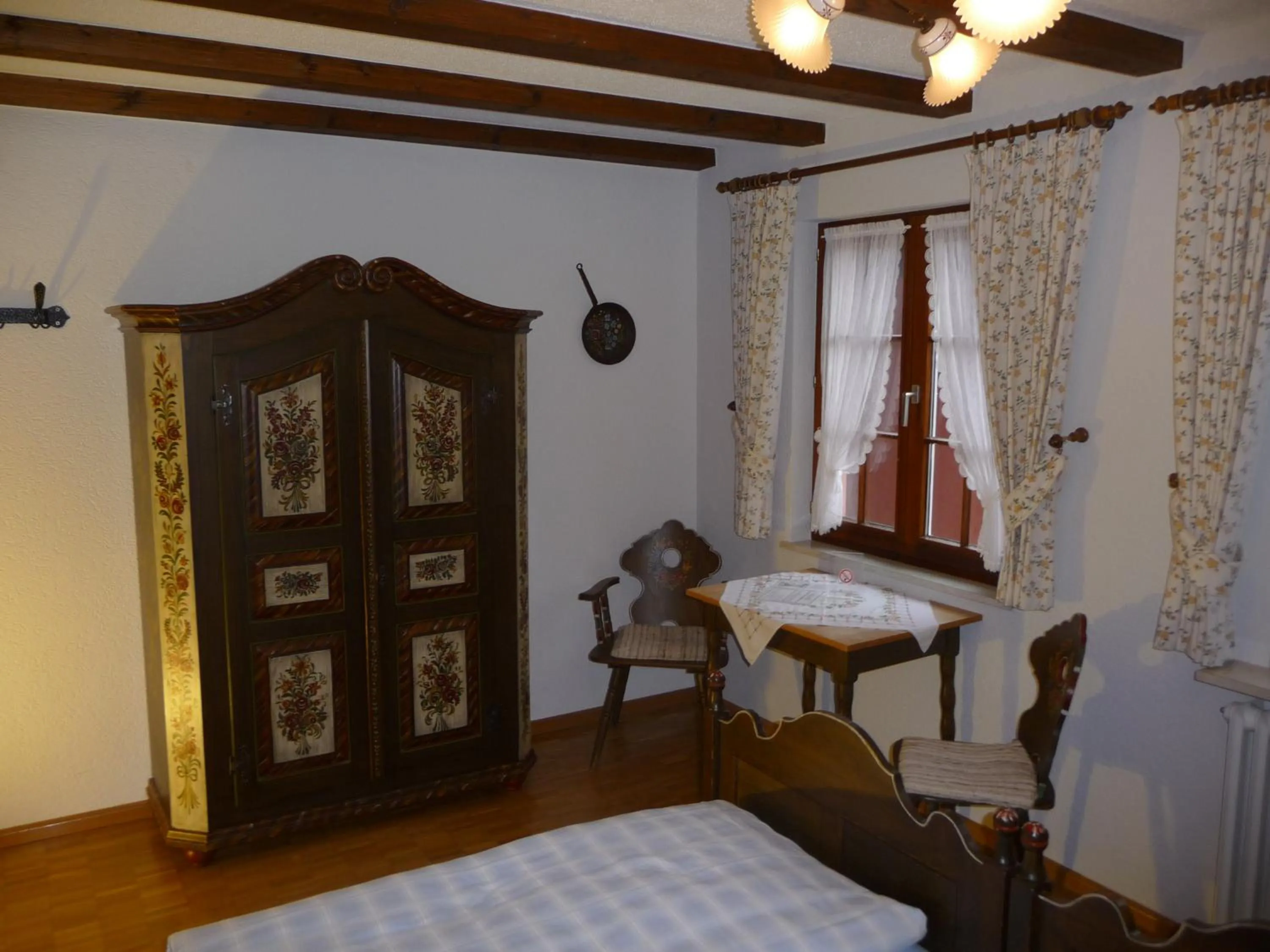 Photo of the whole room, Bed in Gasthaus-Pension Zum Kreuz