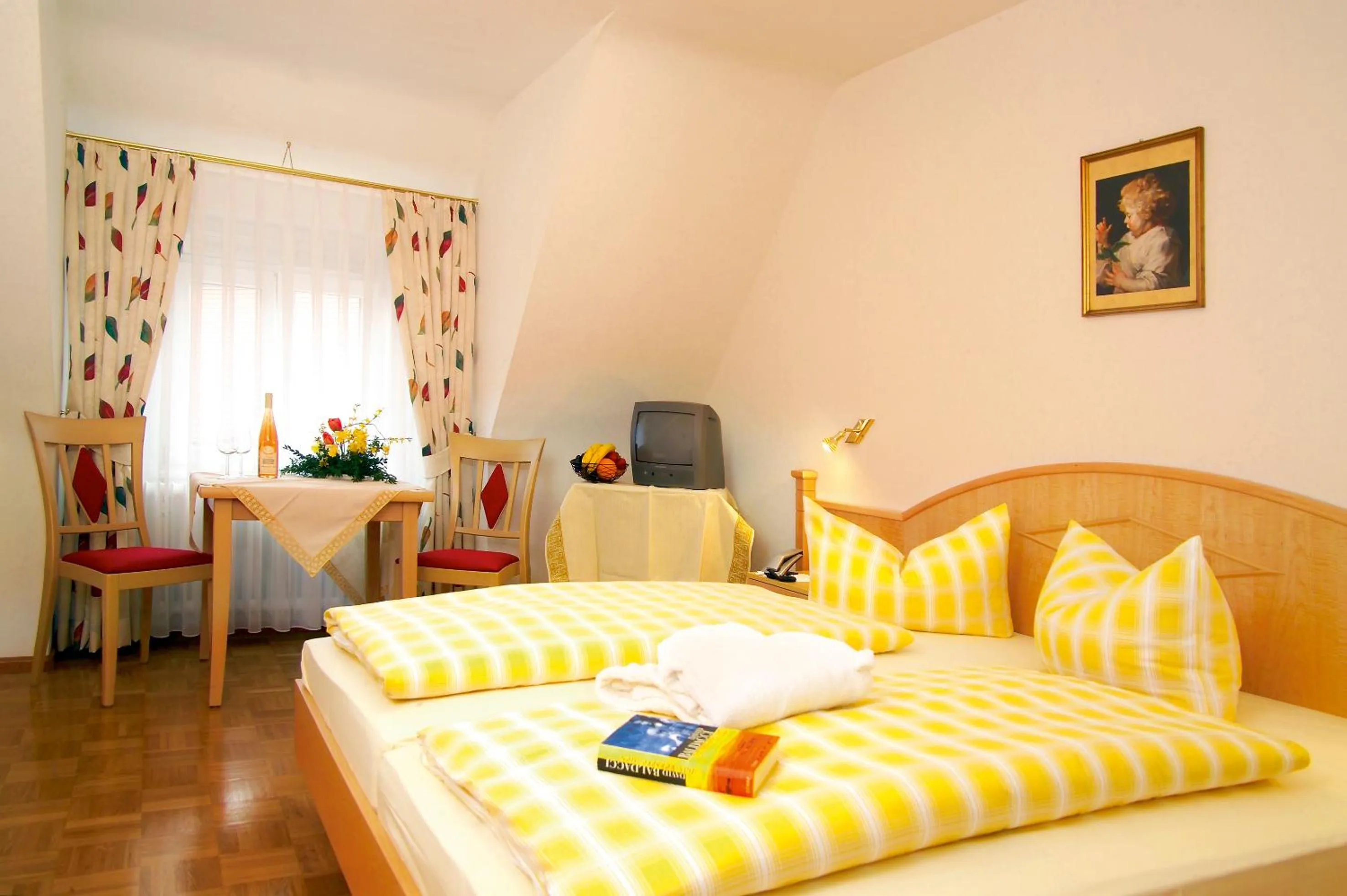 Photo of the whole room, Bed in Gasthaus-Pension Zum Kreuz