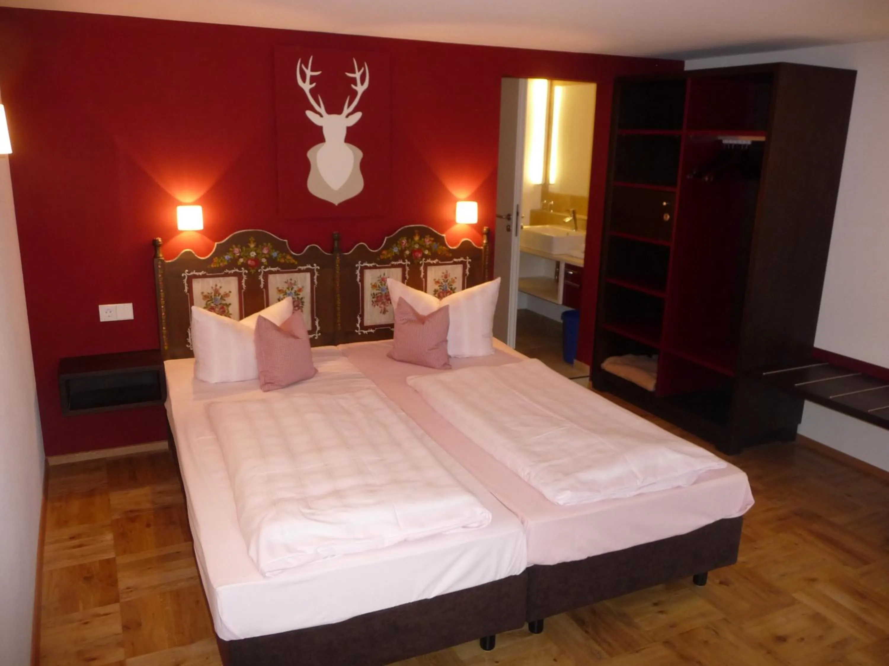 Photo of the whole room, Bed in Gasthaus-Pension Zum Kreuz