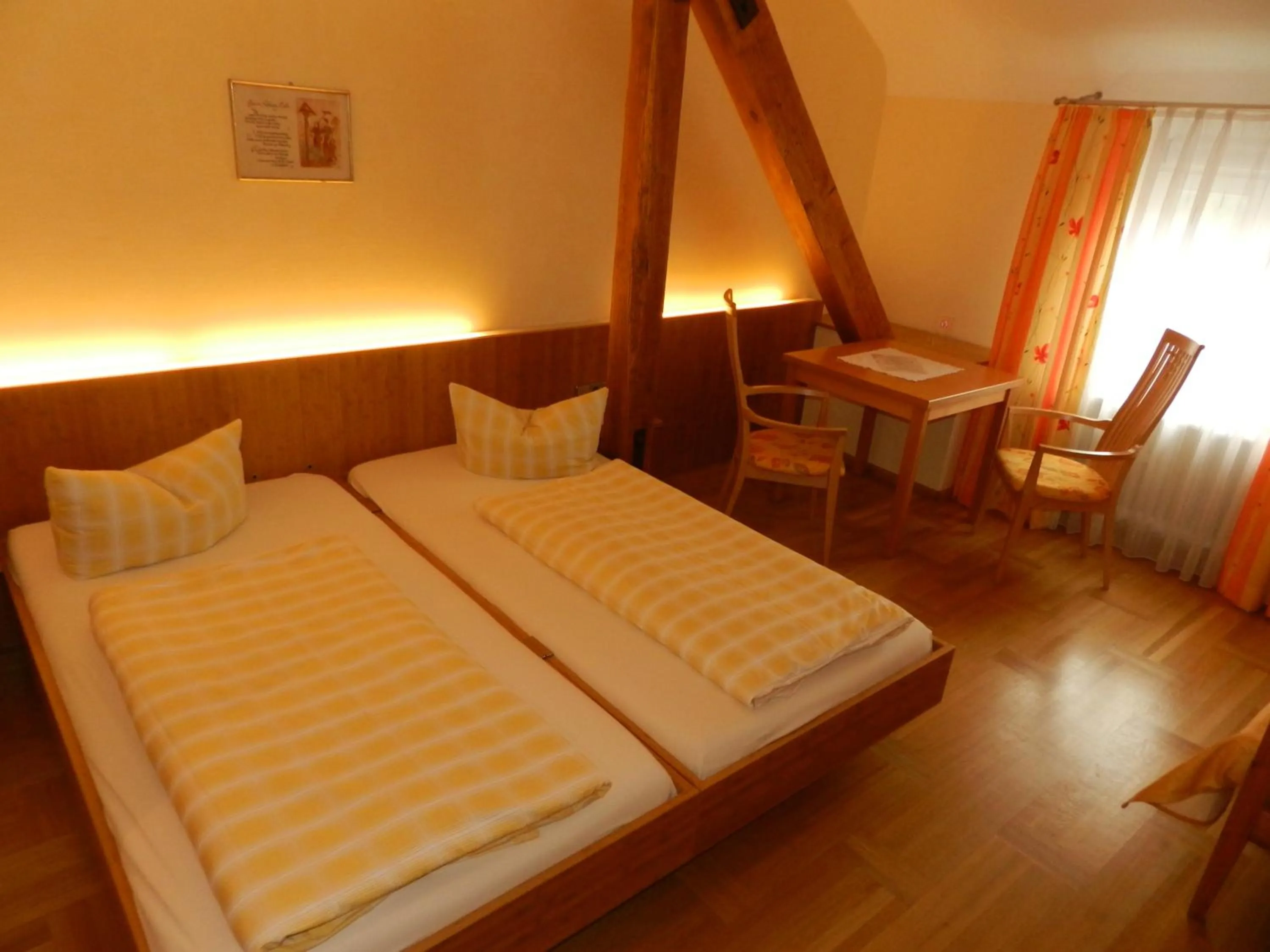 Photo of the whole room, Bed in Gasthaus-Pension Zum Kreuz