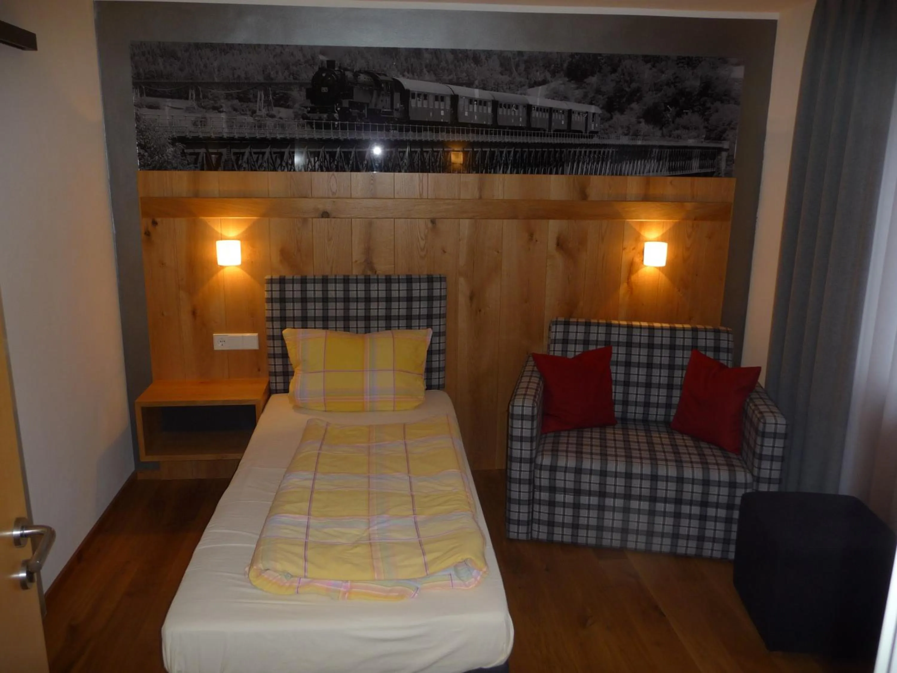 Photo of the whole room, Bed in Gasthaus-Pension Zum Kreuz
