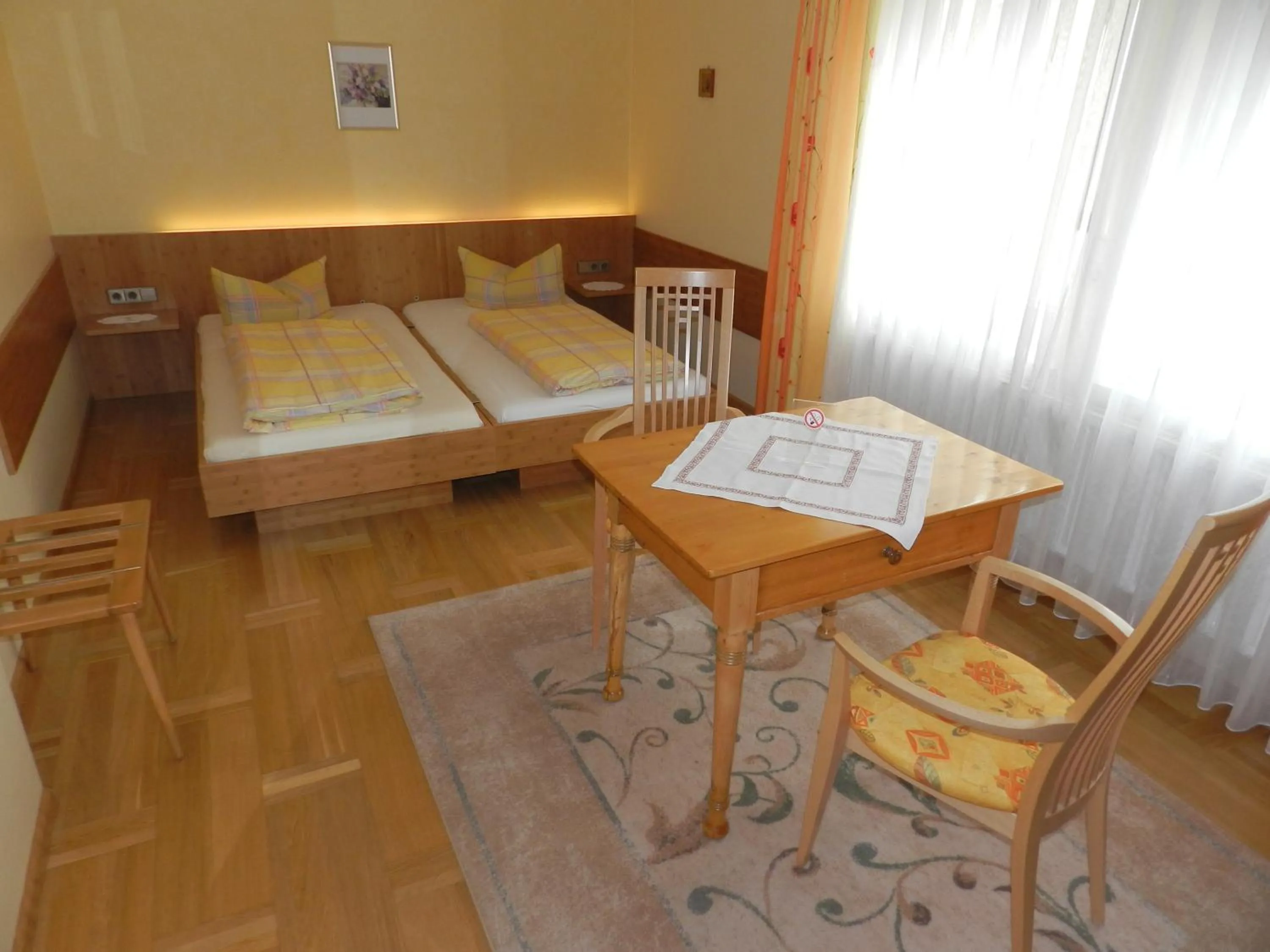 Photo of the whole room, Bed in Gasthaus-Pension Zum Kreuz